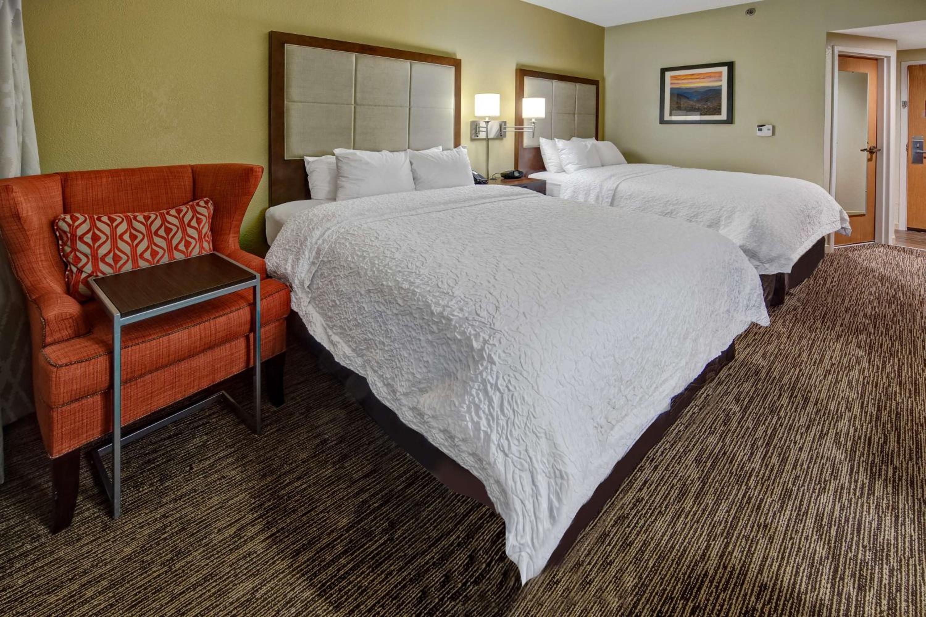 Queen Room with Two Queen Beds - Non-Smoking - Photo 5