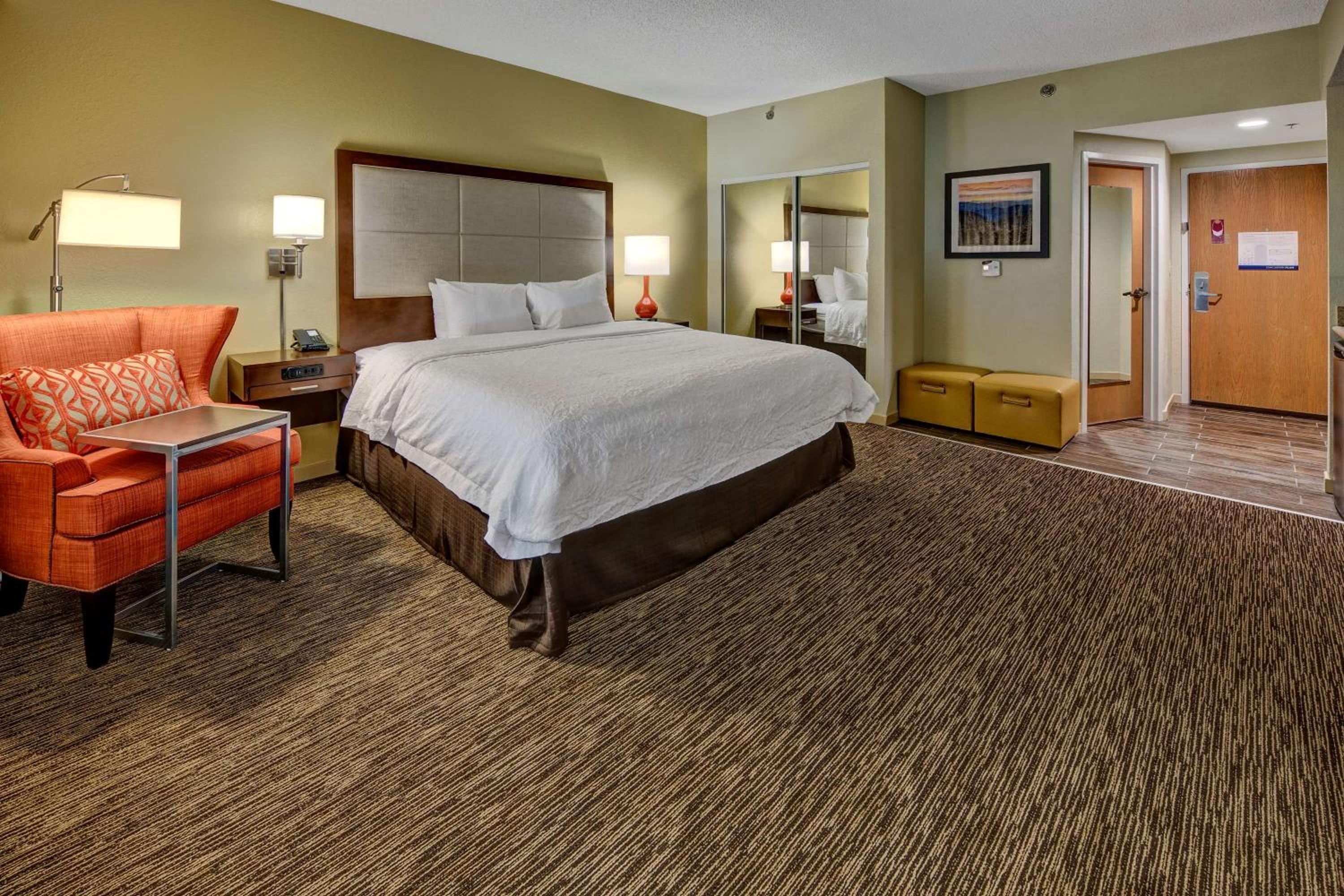 Deluxe King Room - Non-Smoking - Photo 6