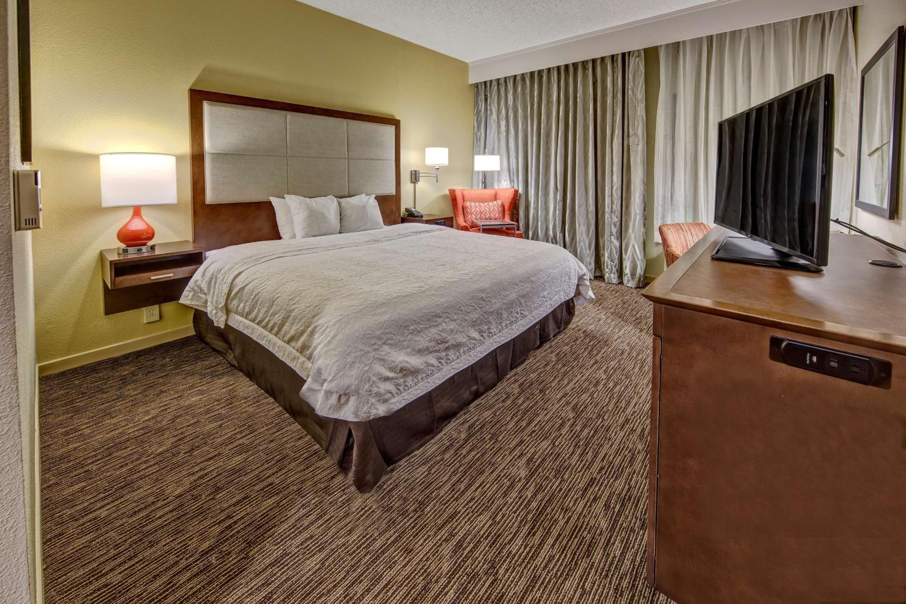 King Room with Accessible Tub - Mobility and Hearing Access/Non-Smoking - Photo 3