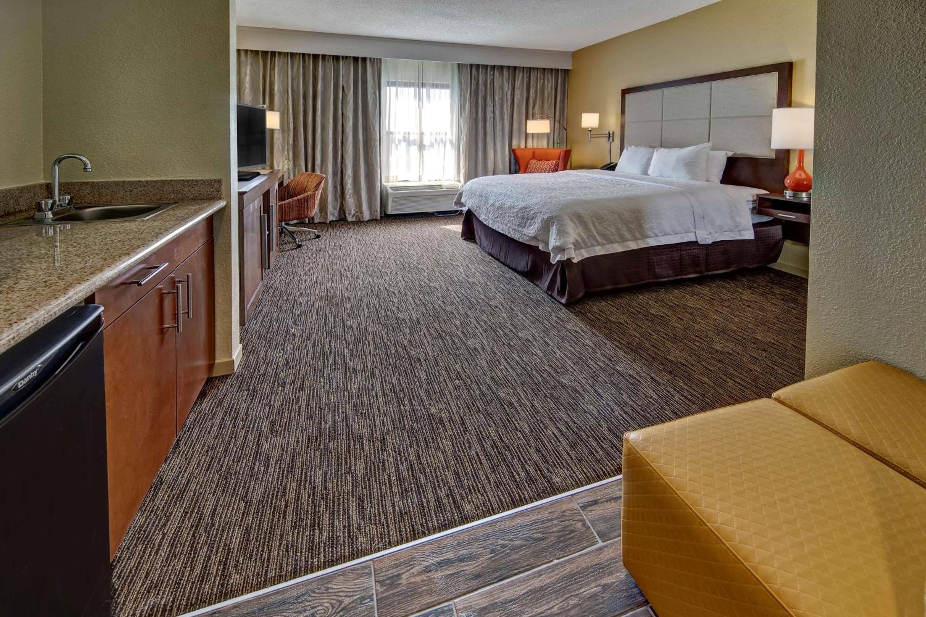 Deluxe King Room - Non-Smoking - Photo 4
