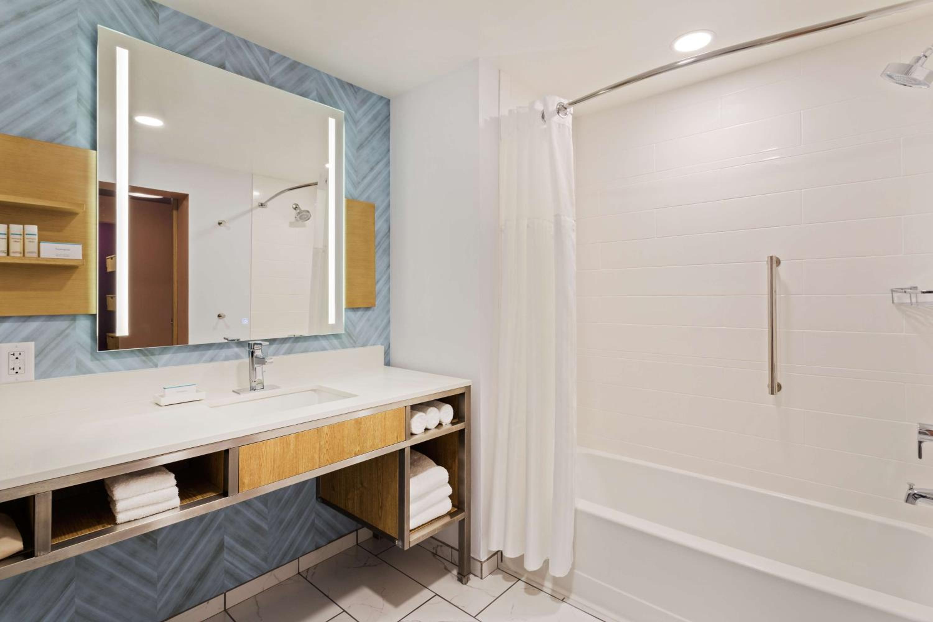 Premium King Room - Photo 5