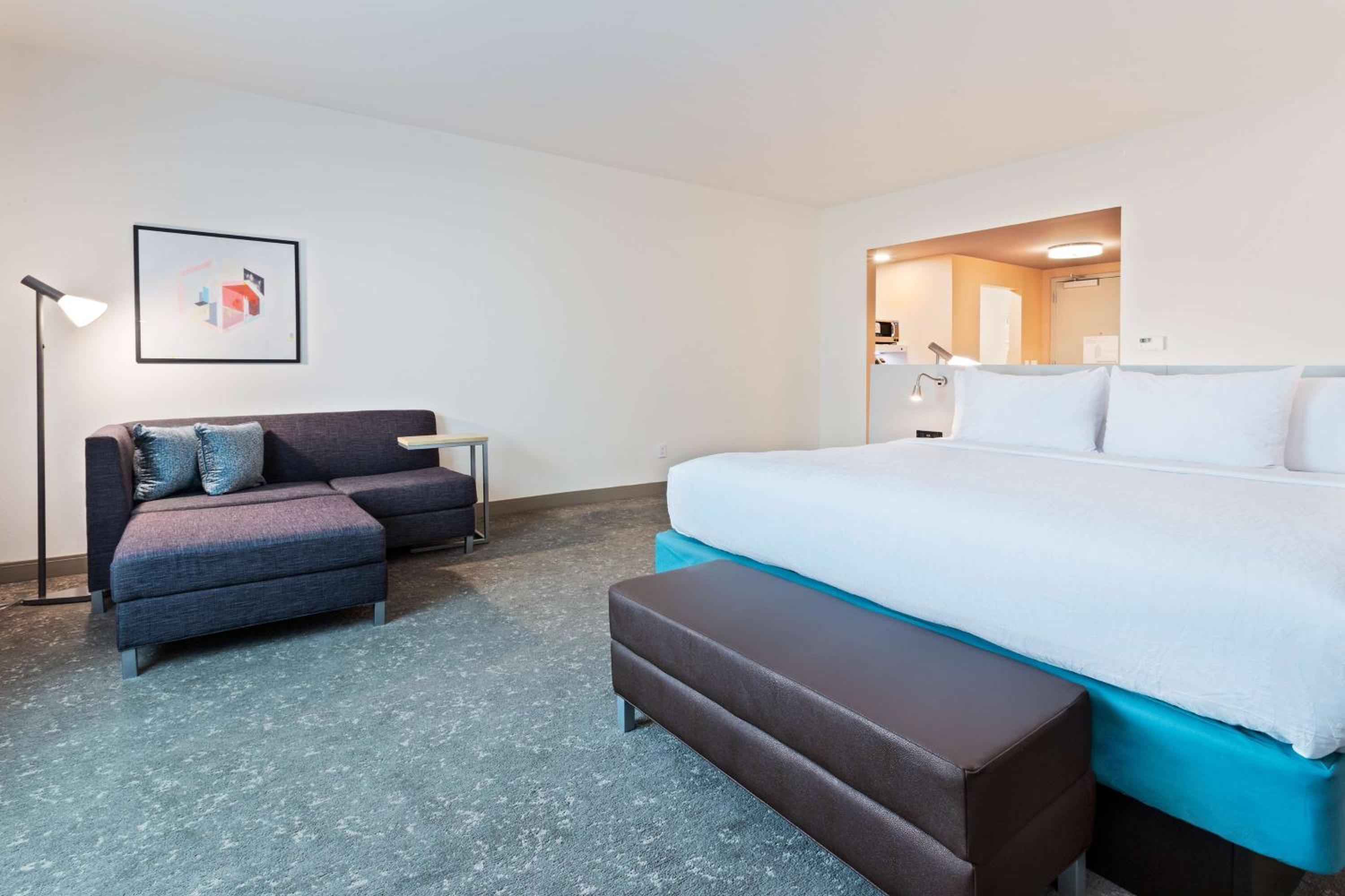Premium King Room - Photo 4