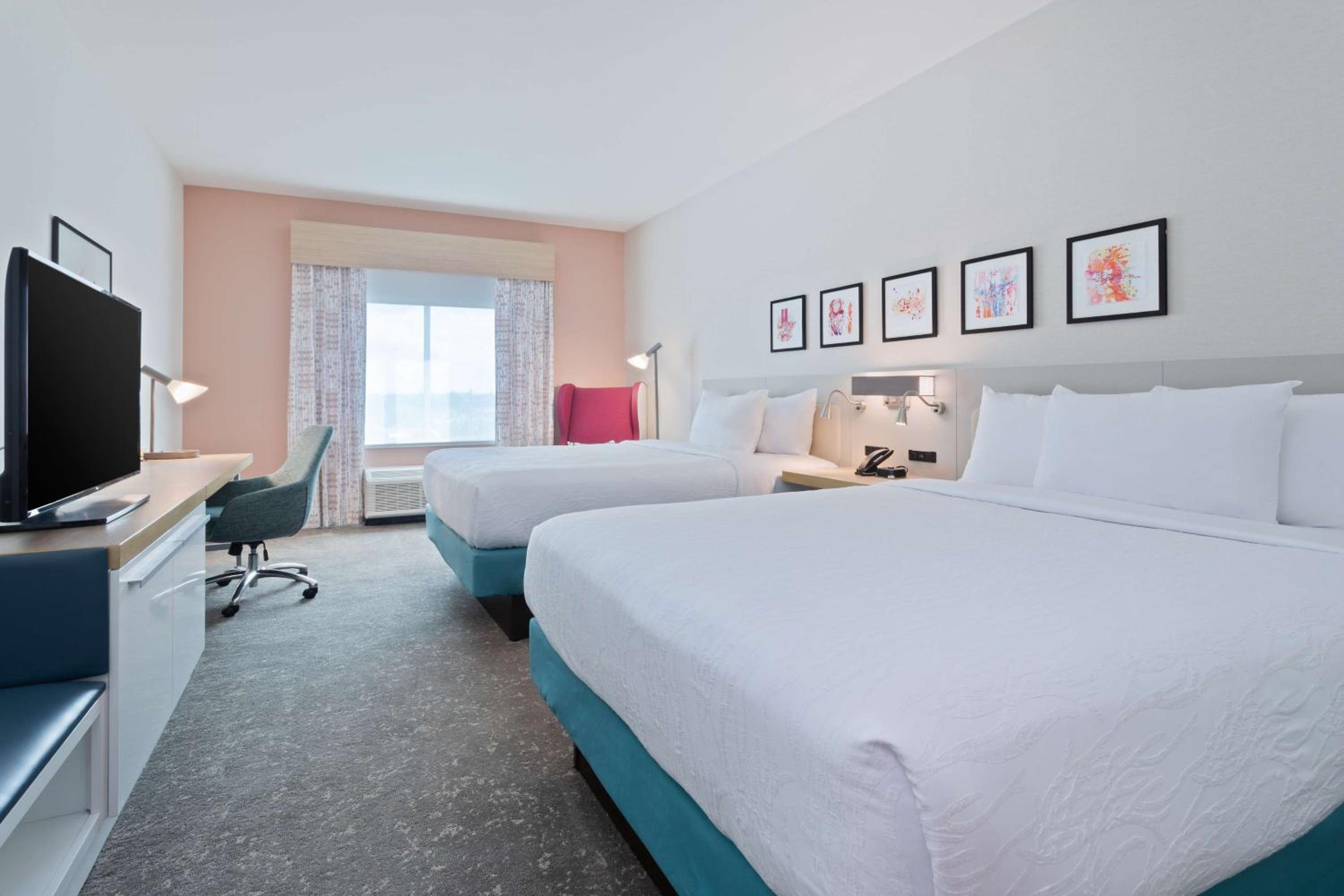 Queen Room with Two Queen Beds - Photo 3
