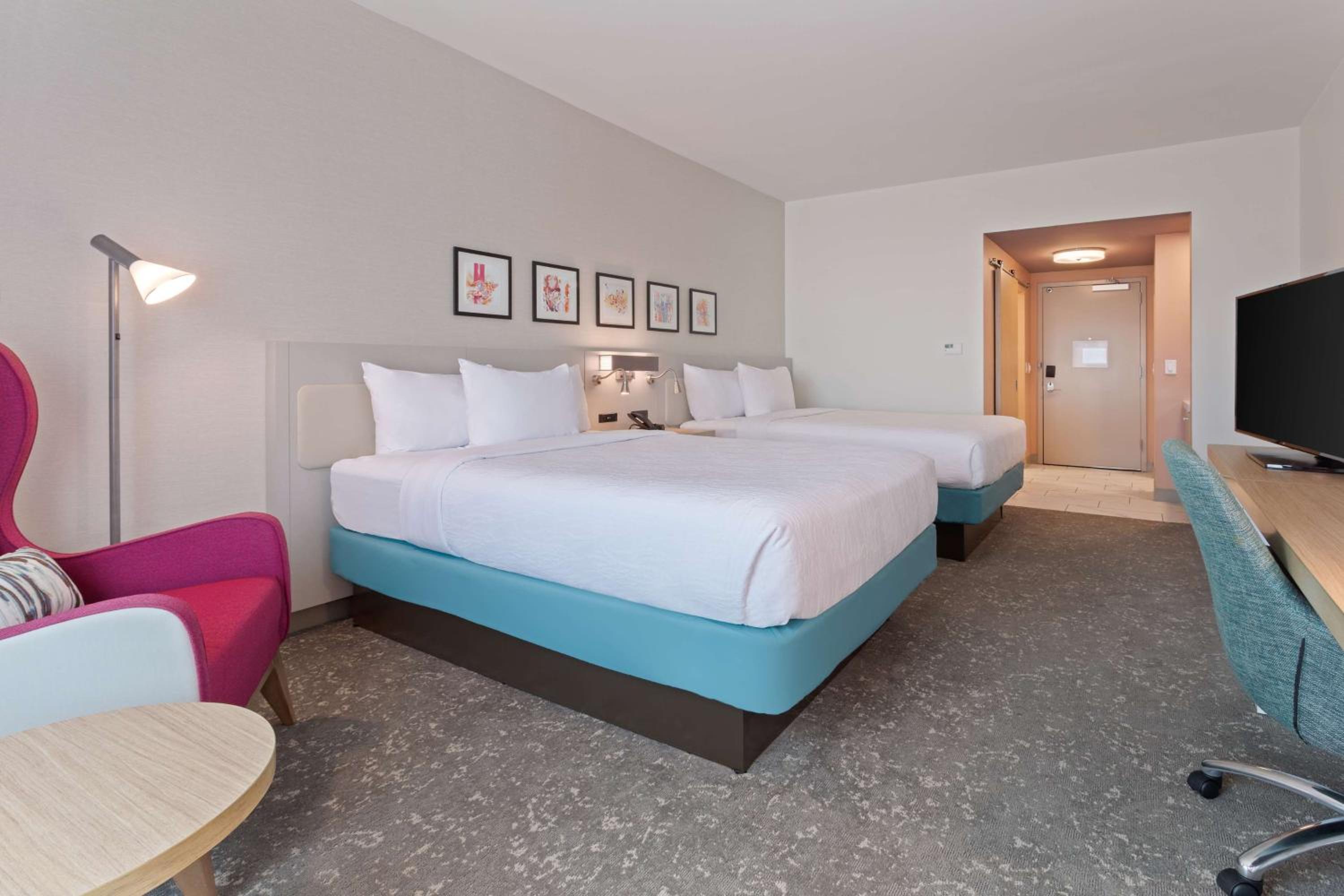 Queen Room with Two Queen Beds - Photo 4