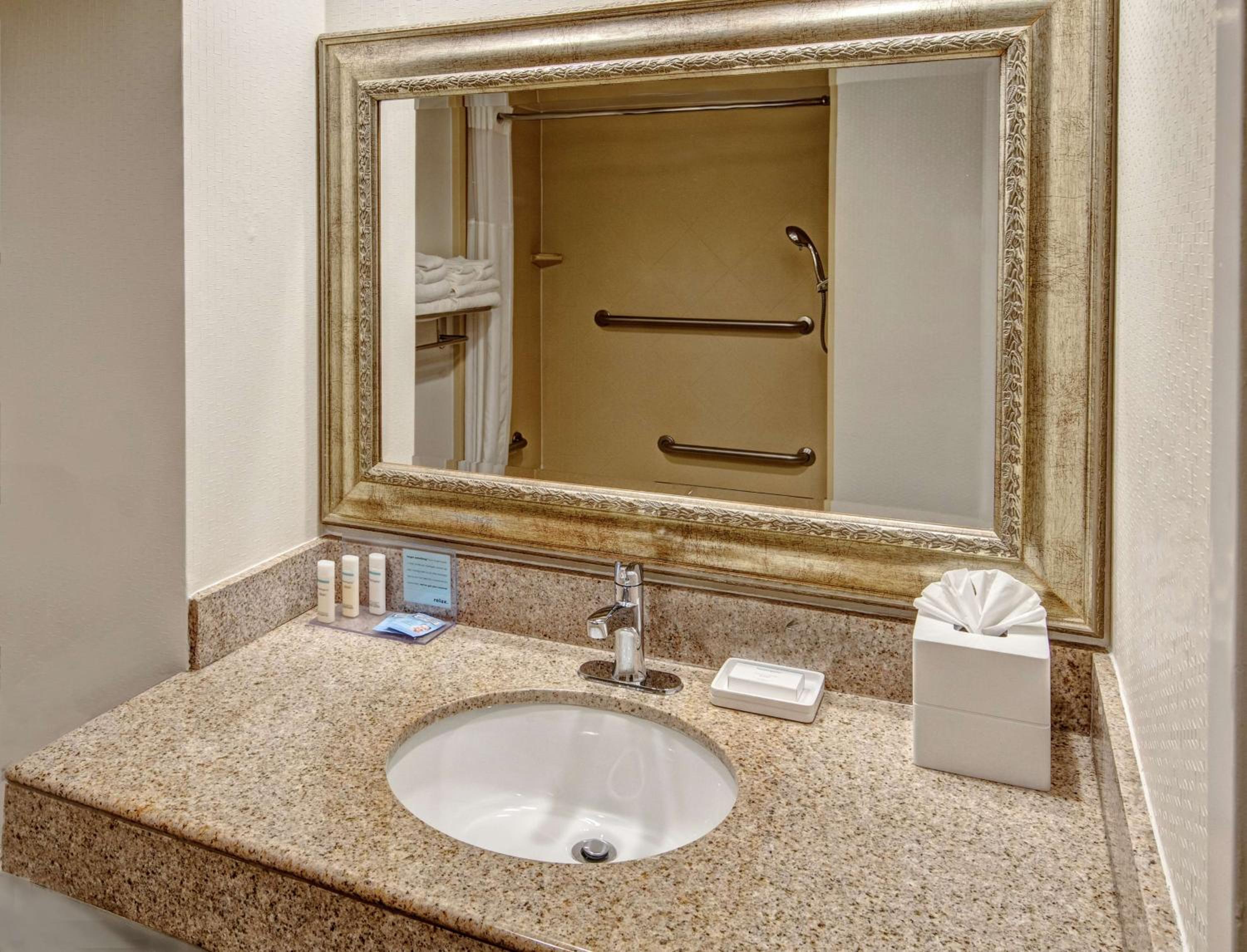 King Room with Accessible Tub - Mobility and Hearing Access/Non-Smoking - Photo 4