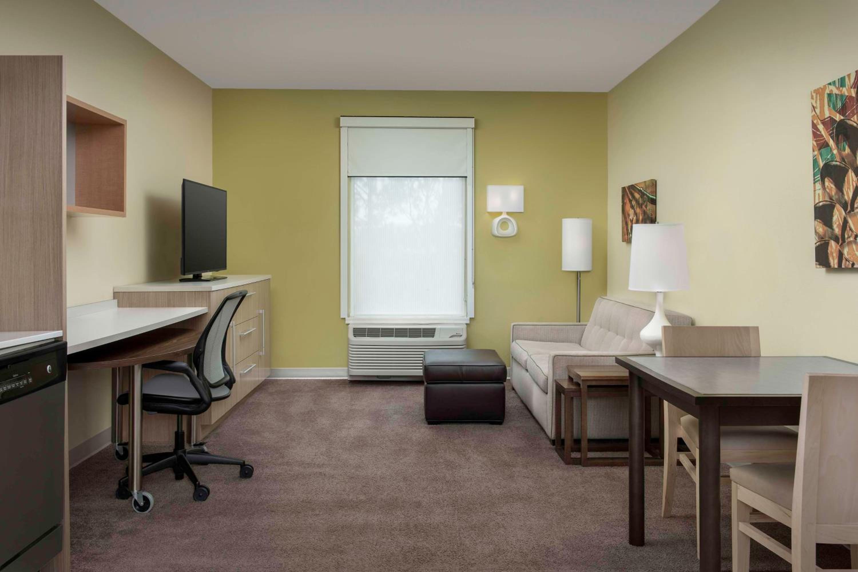 One-Bedroom King Suite - Non-Smoking