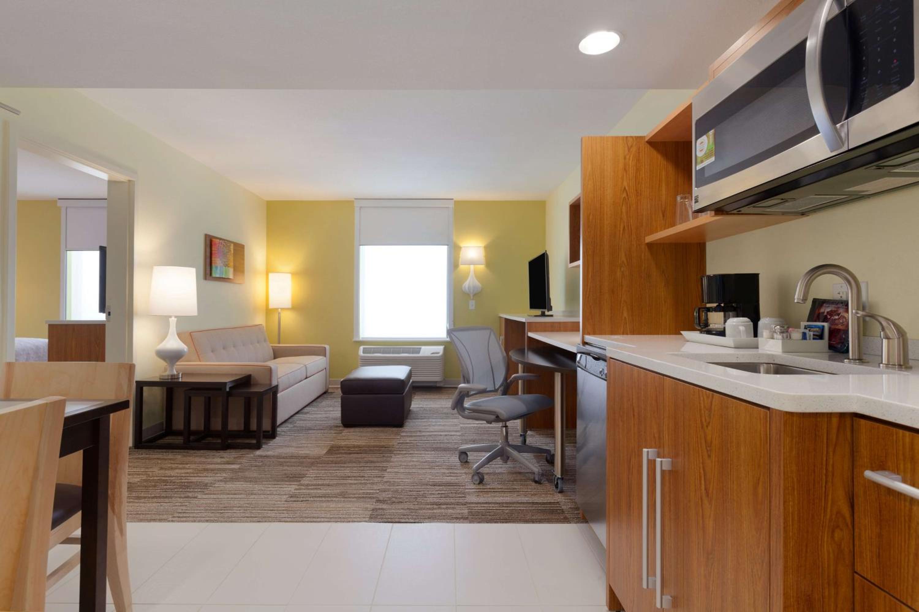 Queen Suite - Hearing Access/Non-Smoking photo 3