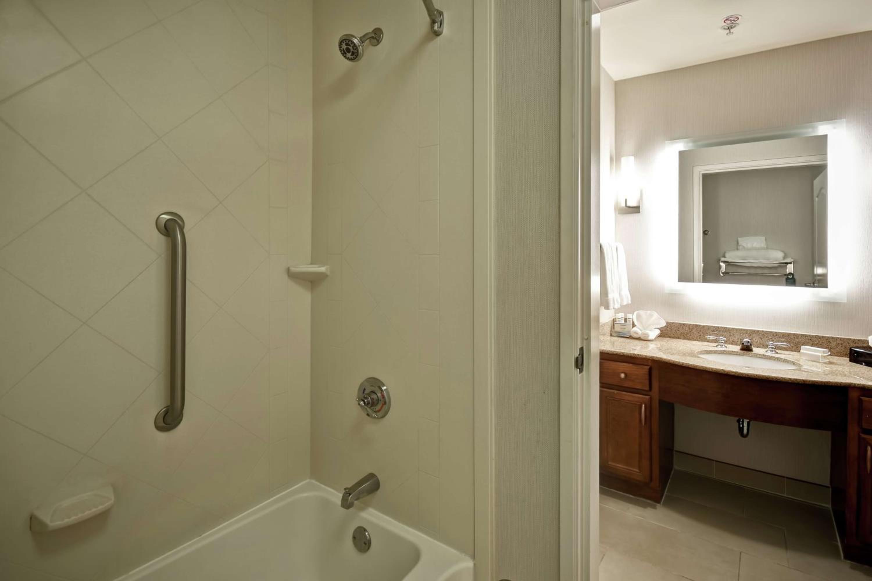 One-Bedroom Queen Suite with Two Queen Beds - Non-Smoking photo 2