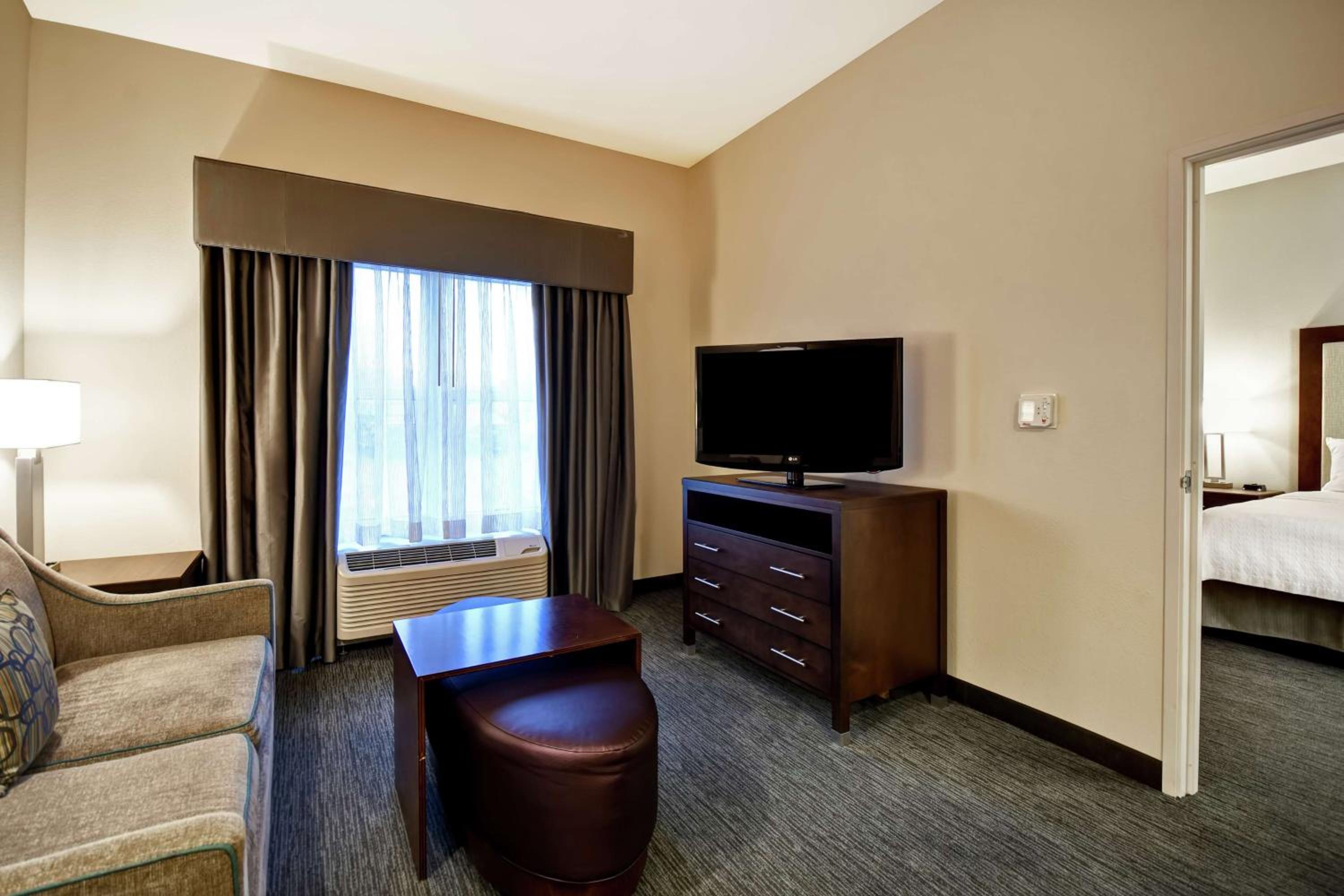 One-Bedroom Queen Suite with Two Queen Beds - Non-Smoking photo 3