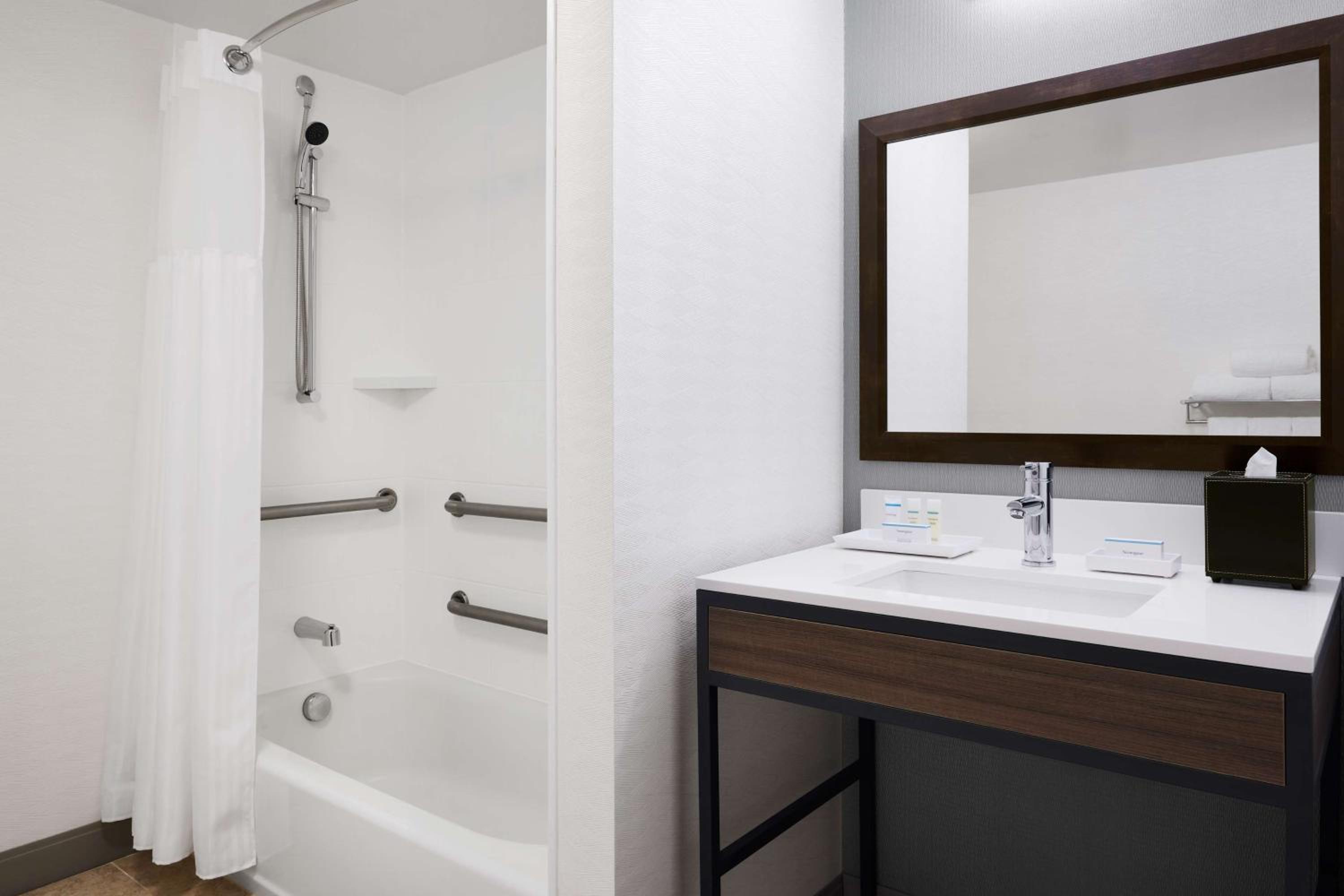 King Room with Accessible Tub - Mobility Access