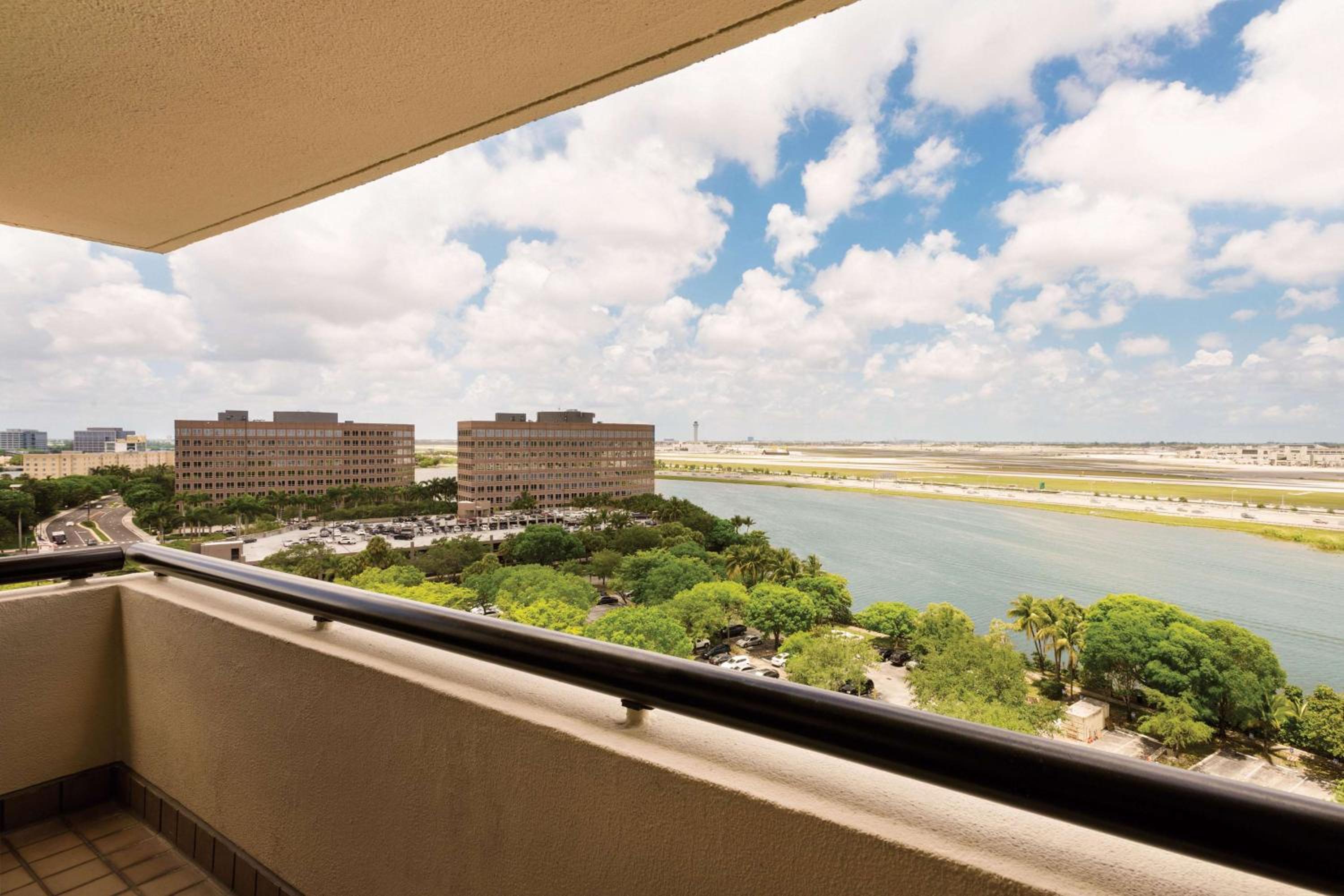 One-Bedroom Suite with Balcony photo 3