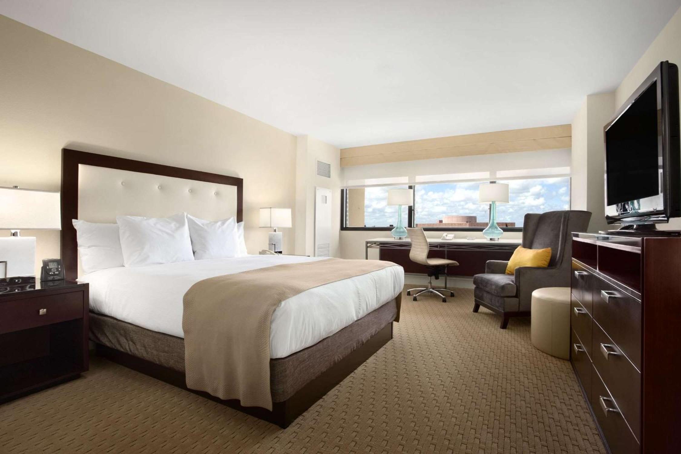 King Room - Hearing Accessible photo 3