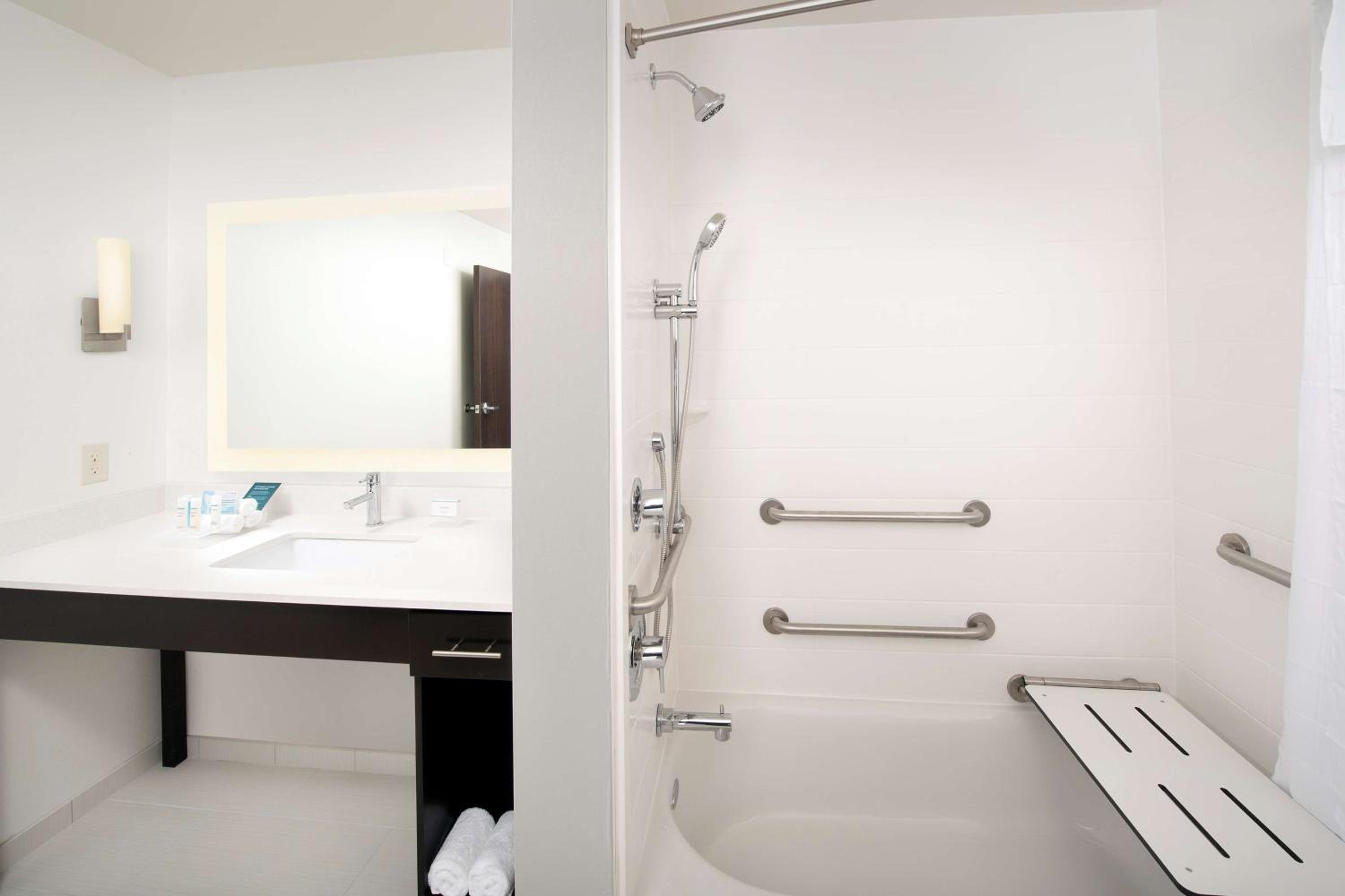 Queen Suite with Two Queen Beds - Mobility and Hearing Access/Non-Smoking photo 2