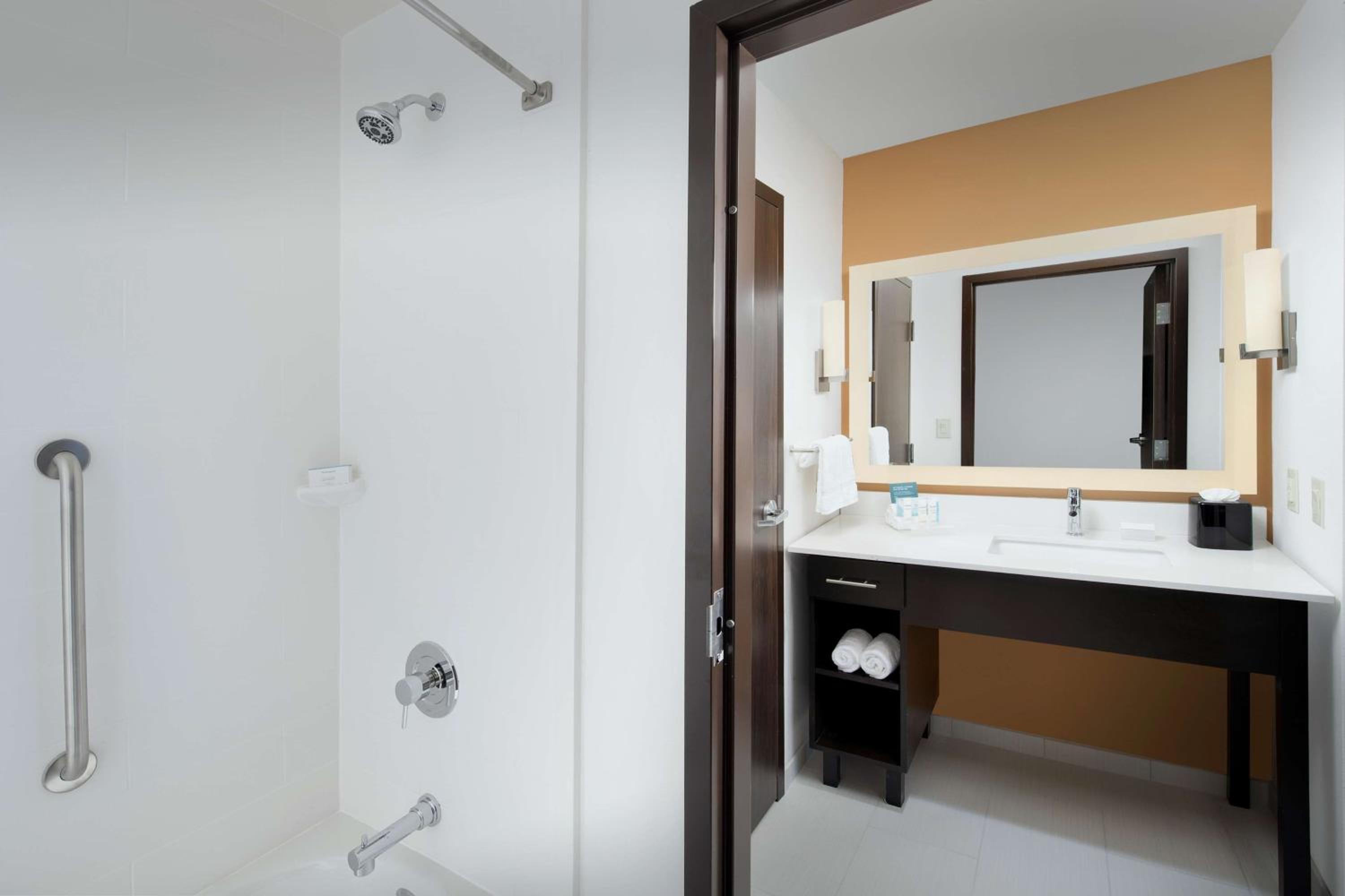 One-Bedroom Queen Suite with Two Queen Beds - Non-Smoking photo 3