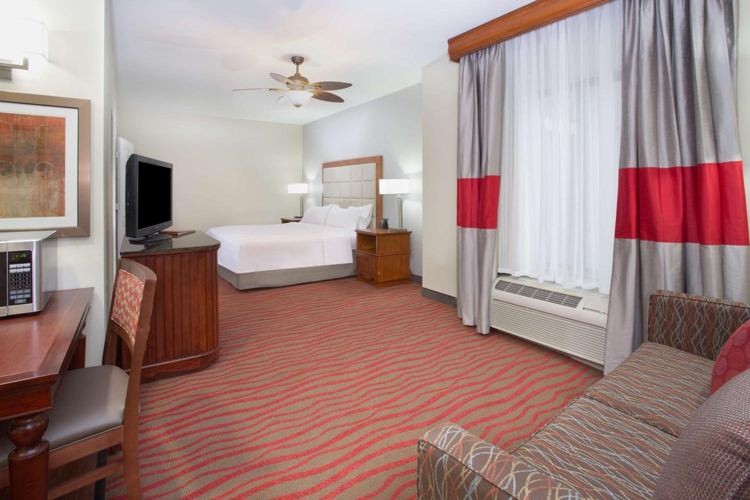 King Suite with Bath Tub - Mobility Accessible/Non-Smoking - Photo 3