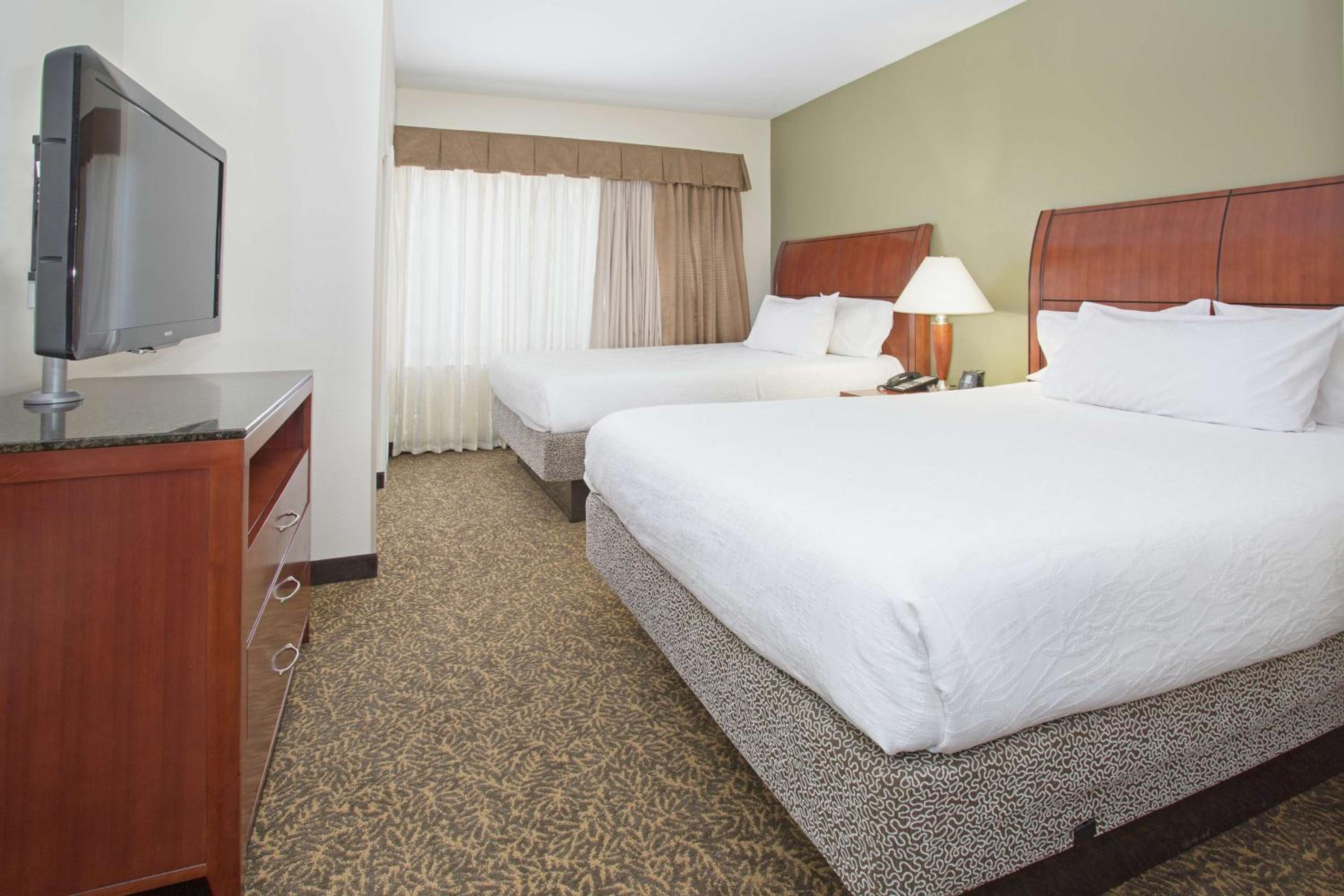 Queen Room with Two Queen Beds - Photo 4