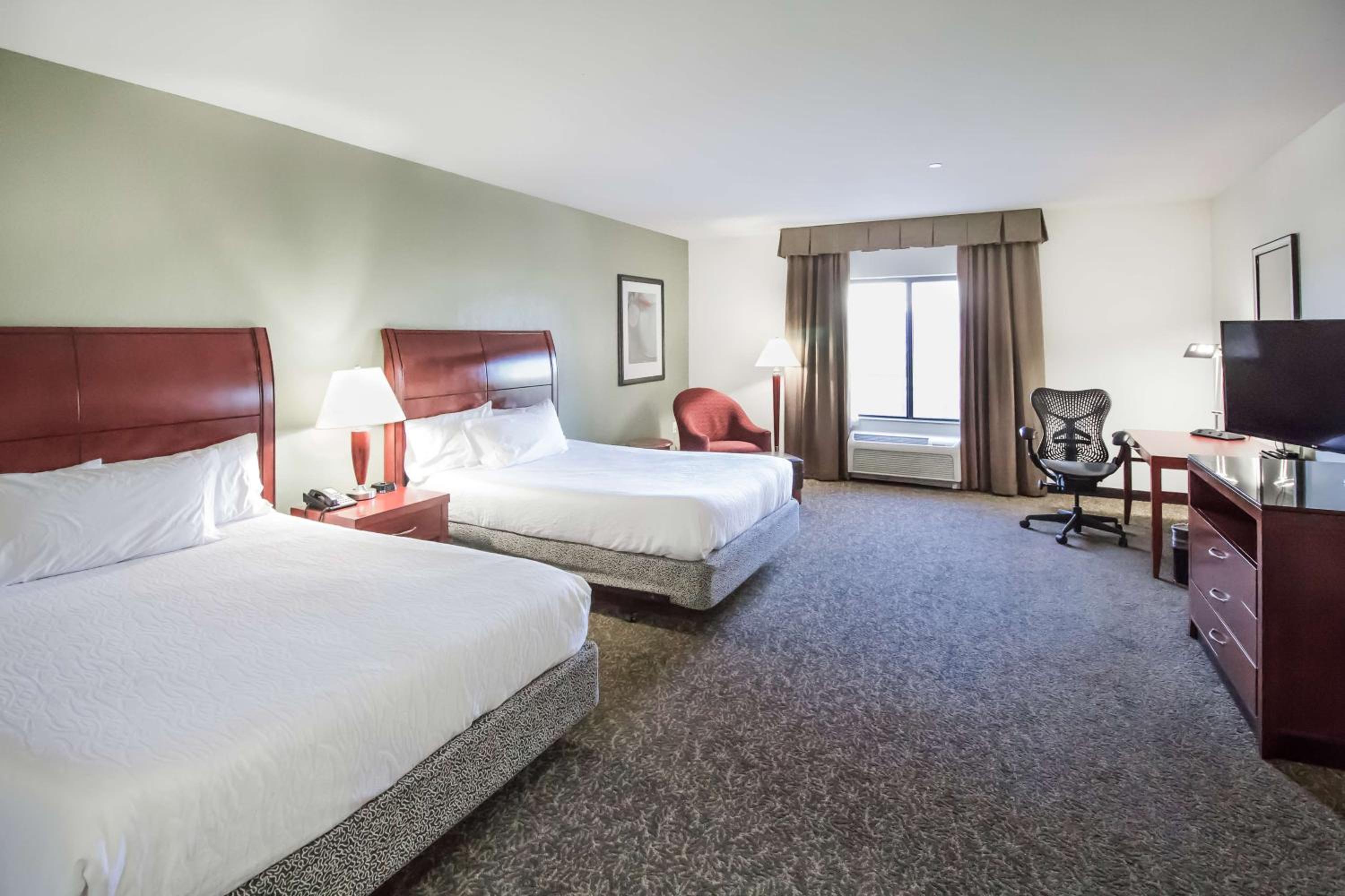 Queen Room with Two Queen Beds - Mobility and Hearing Access - Photo 5