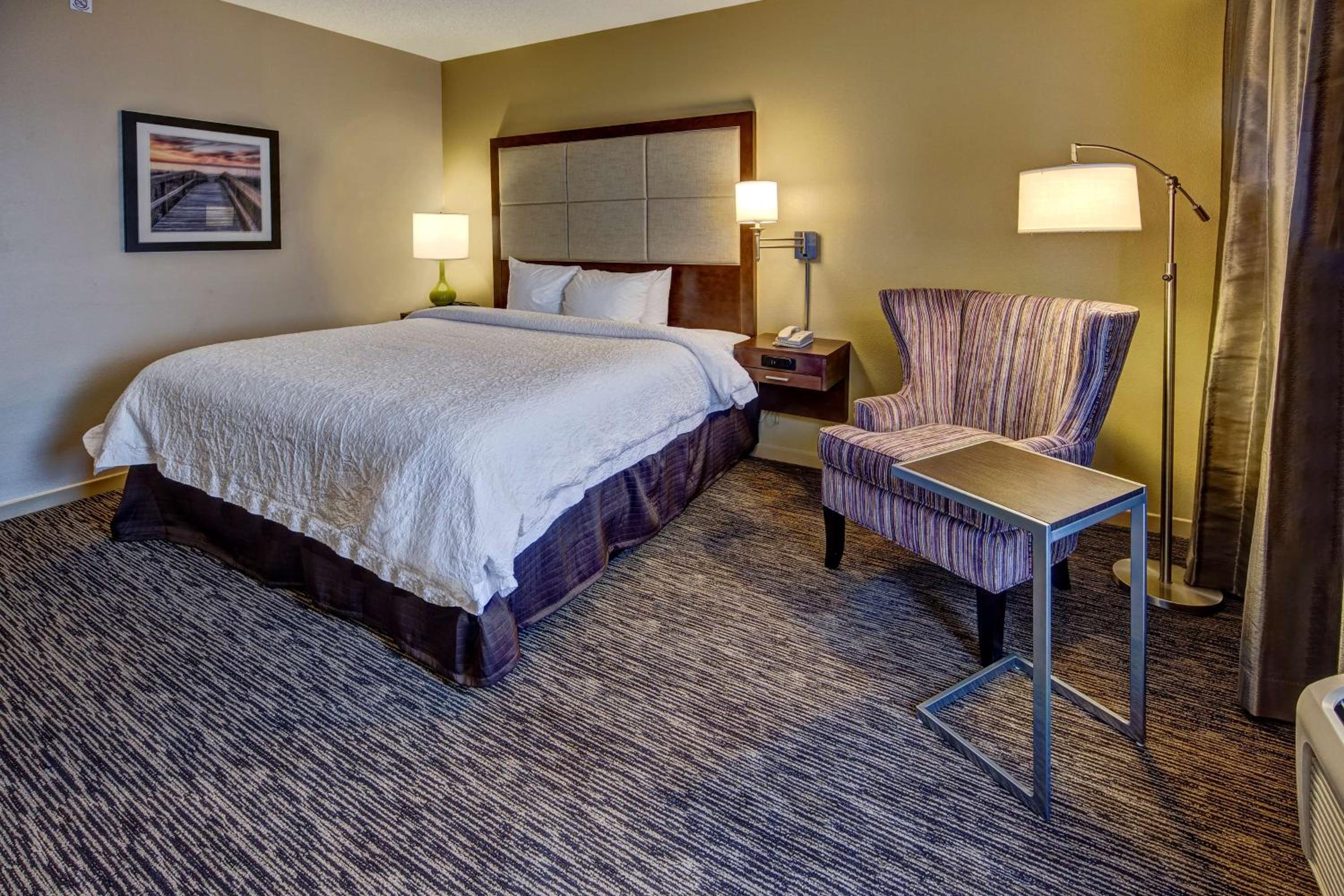 King Room with King Bed - Non-Smoking - Photo 3