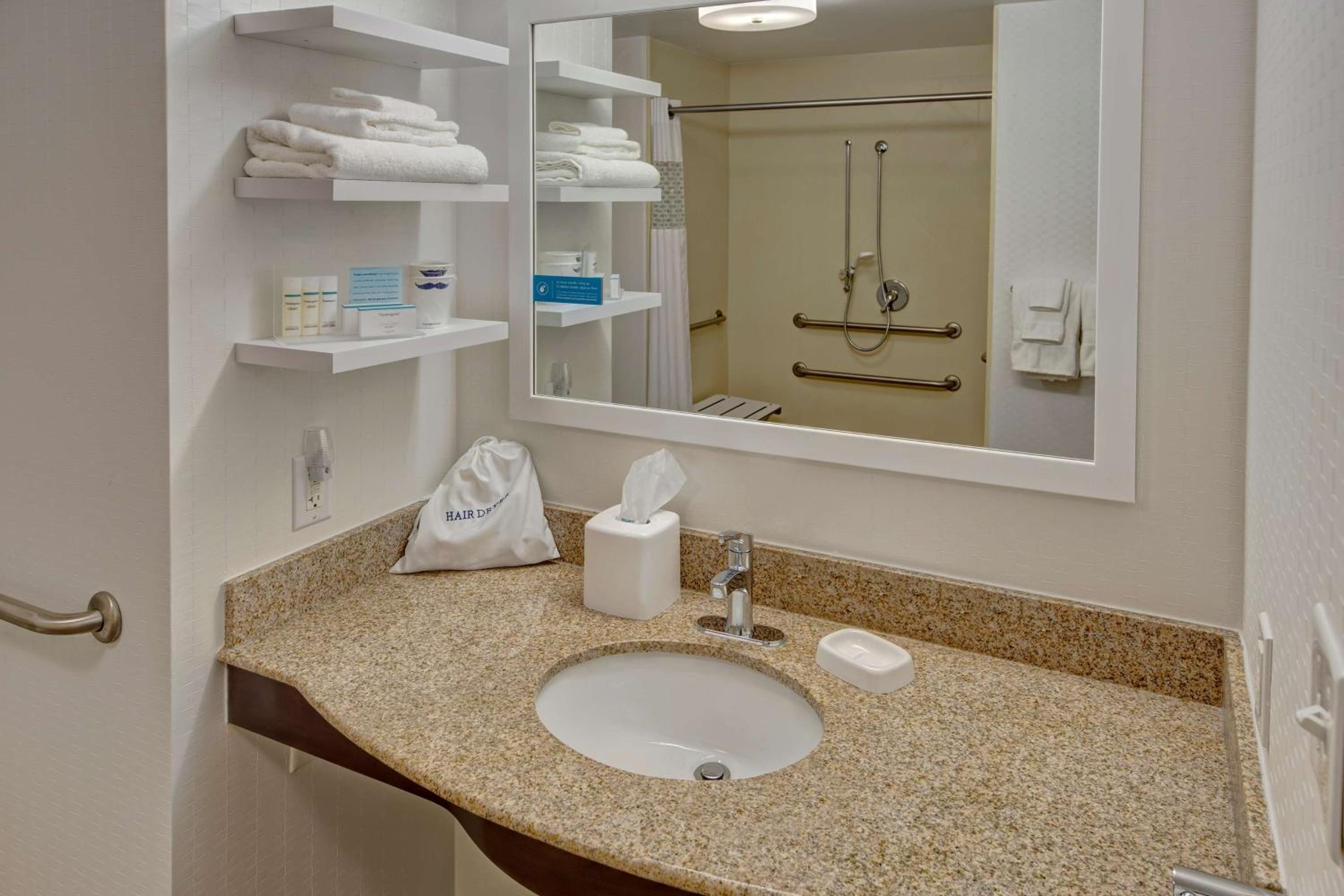 King Room with Accessible Tub - Mobility and Hearing Access/Non-Smoking - Photo 4