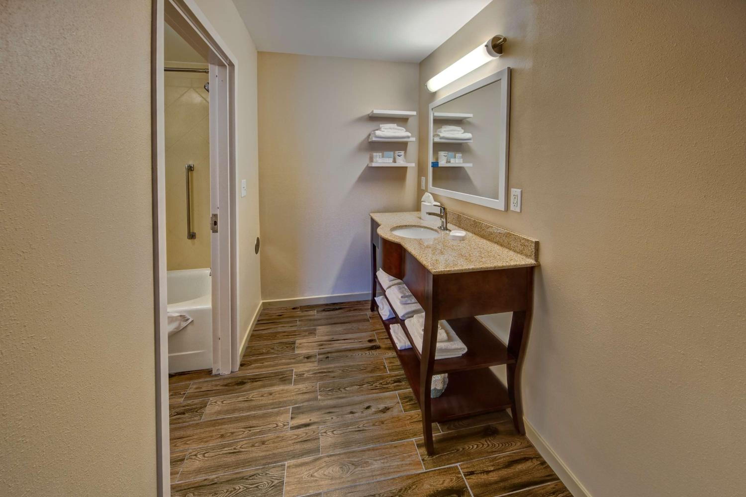 One-Bedroom King Suite - Non-Smoking - Photo 4