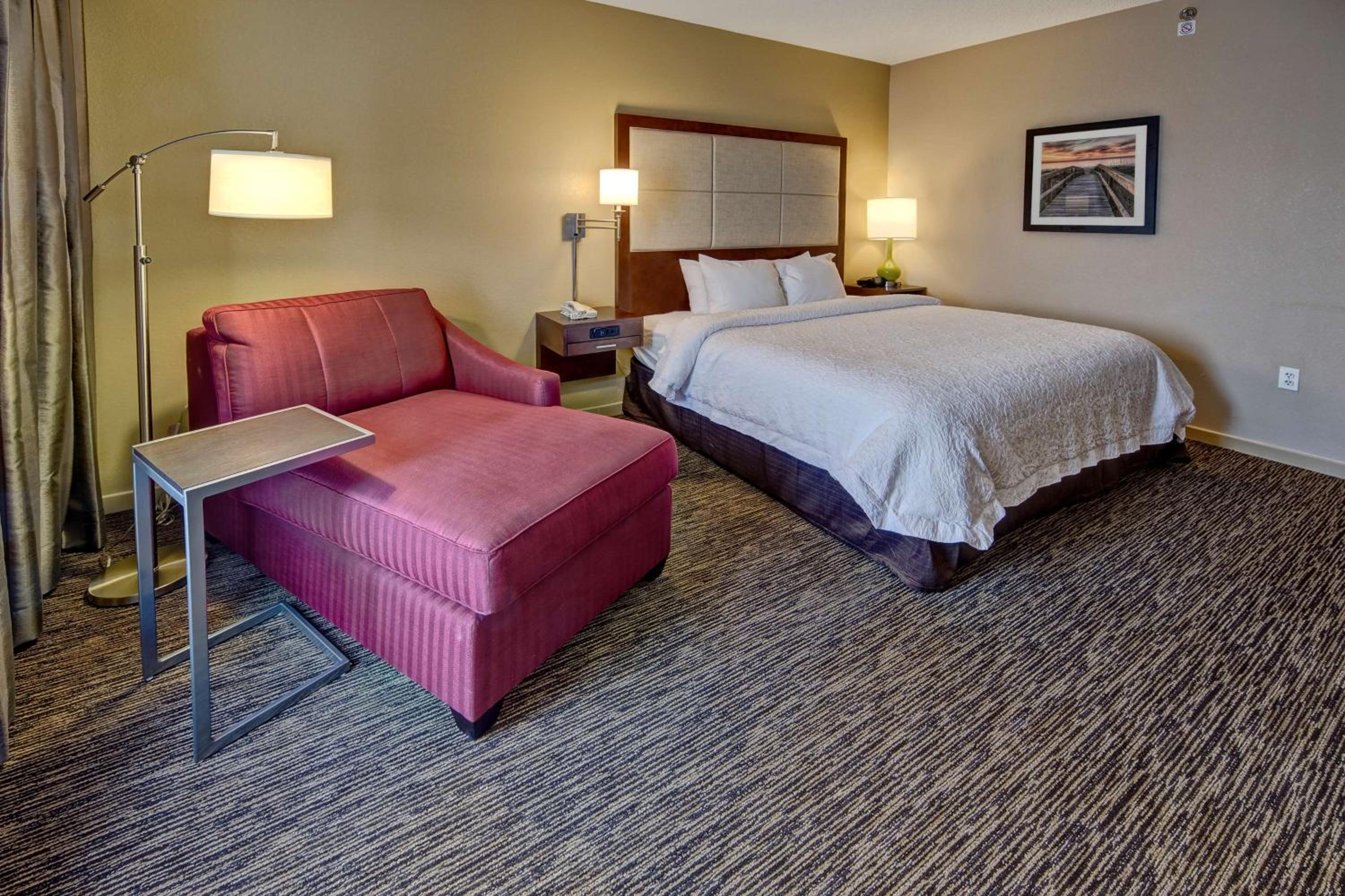 King Room with Accessible Tub - Mobility and Hearing Access/Non-Smoking - Photo 3