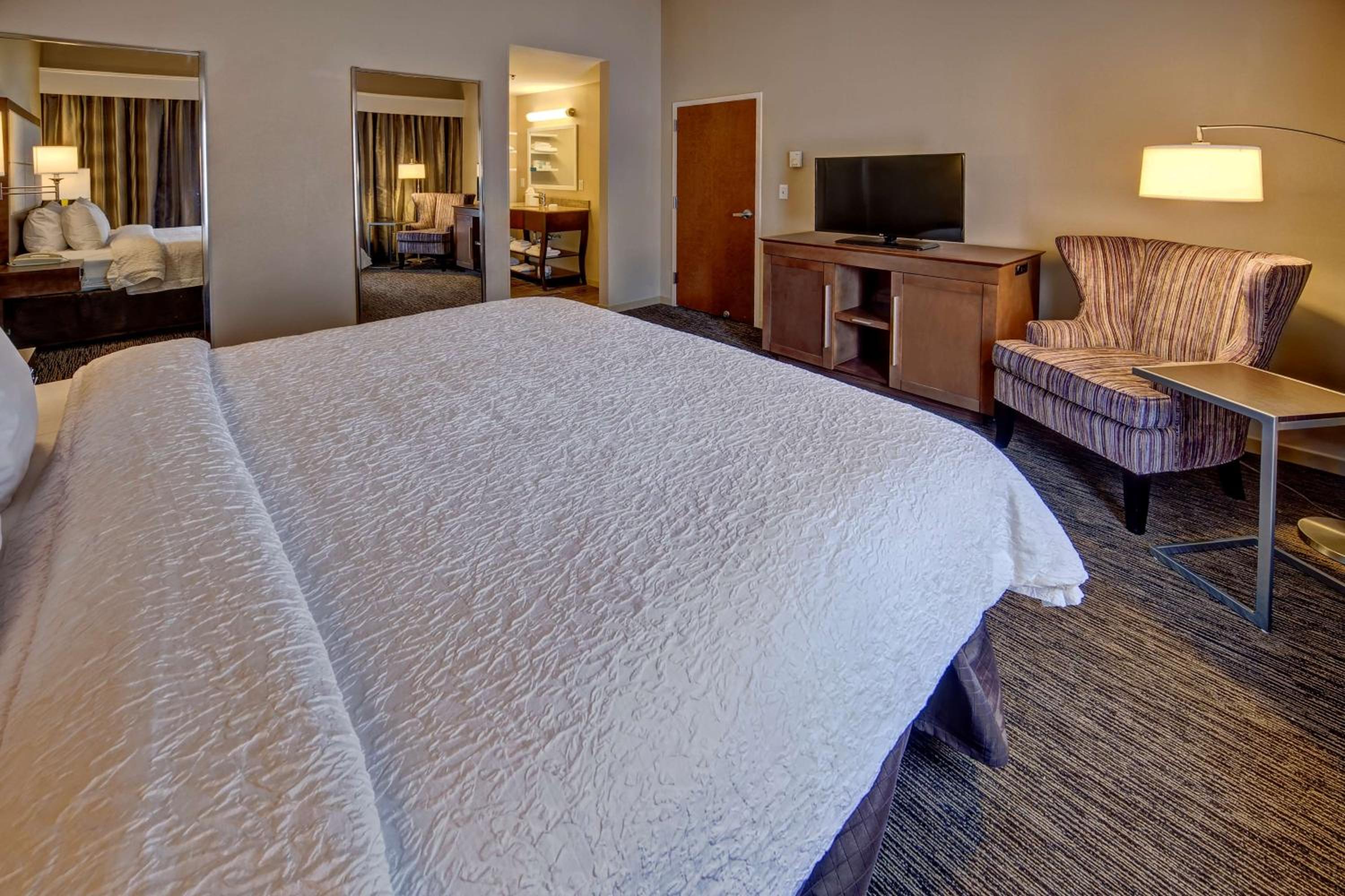 One-Bedroom King Suite - Non-Smoking - Photo 6