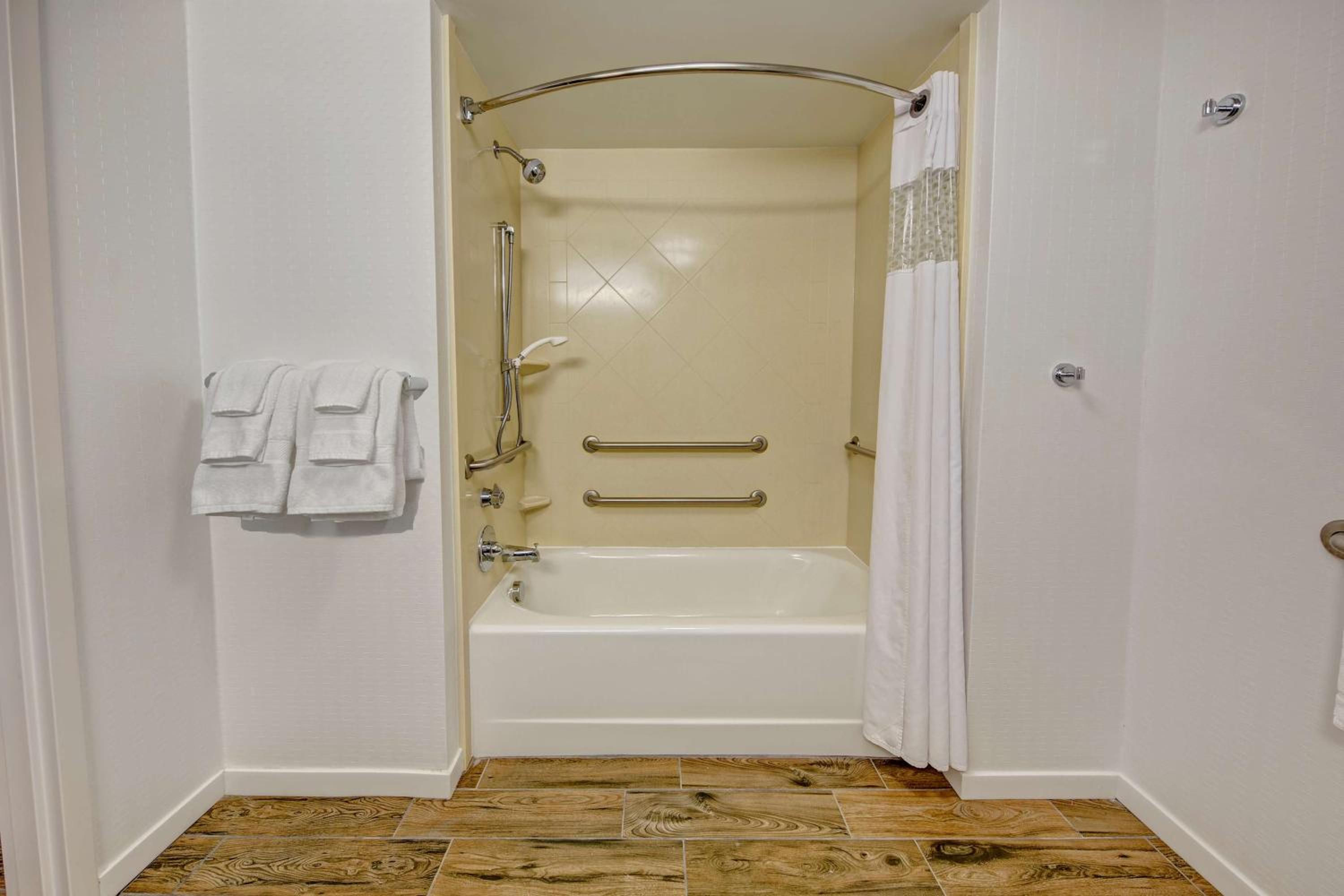 King Room with Accessible Tub - Mobility and Hearing Access/Non-Smoking - Photo 5