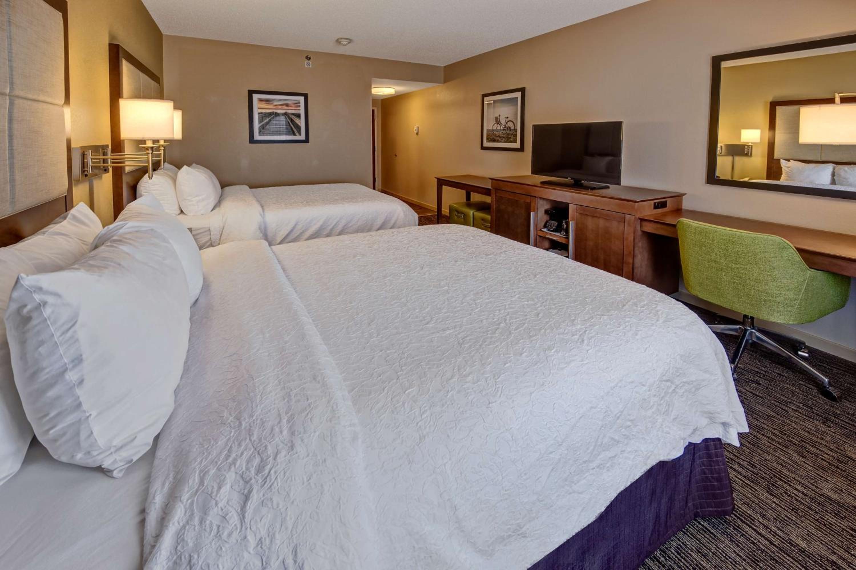 Room with Two Queen Beds - Non-Smoking - Photo 2