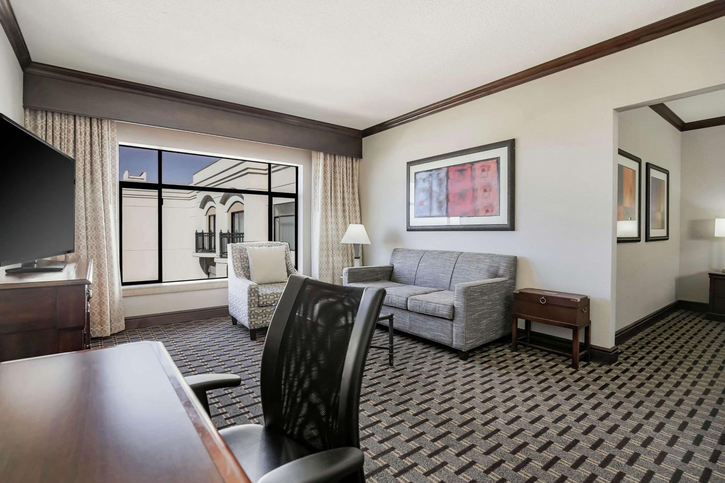 Junior King Suite with Seating Area - Photo 1