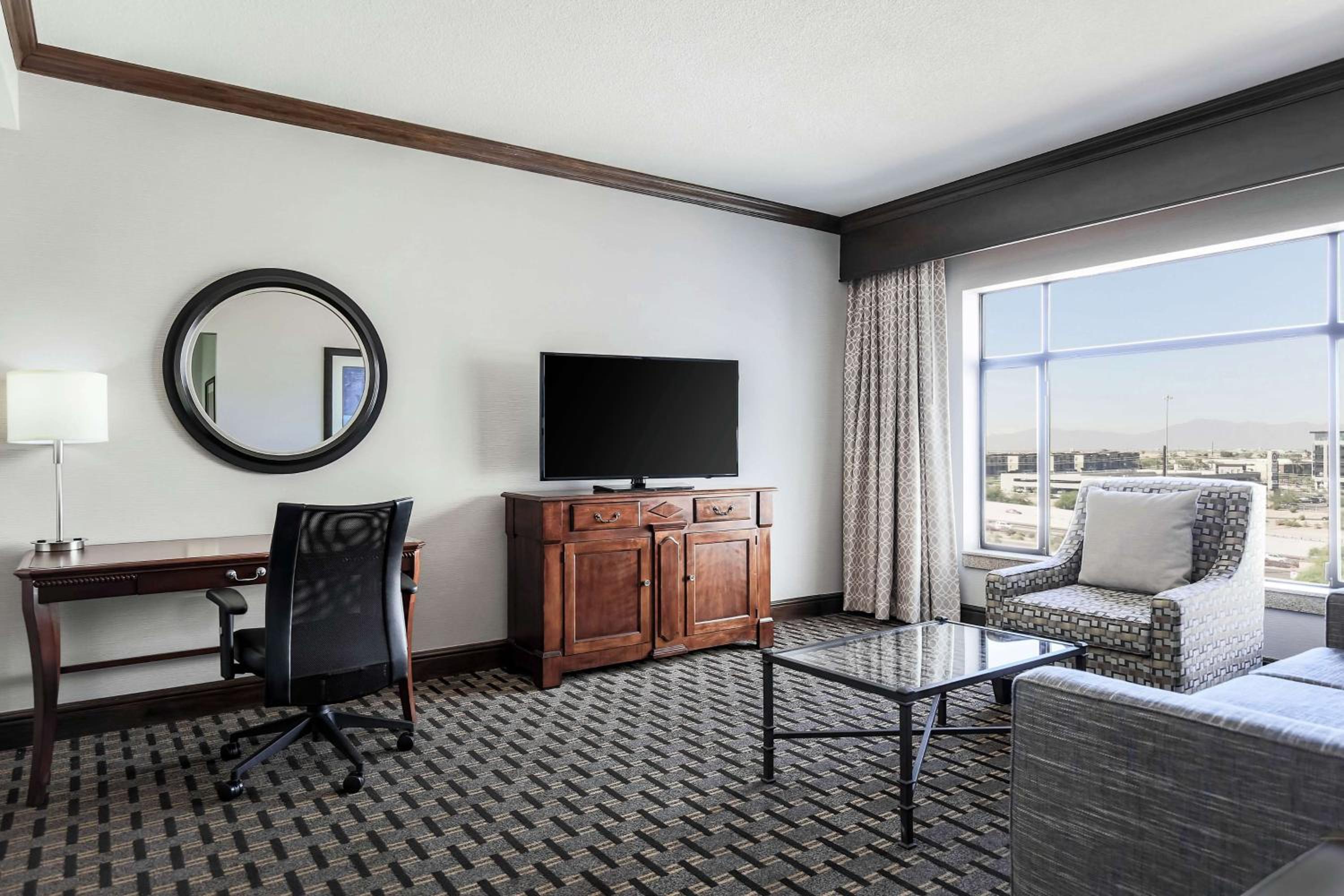 Junior King Suite with Seating Area - Photo 4