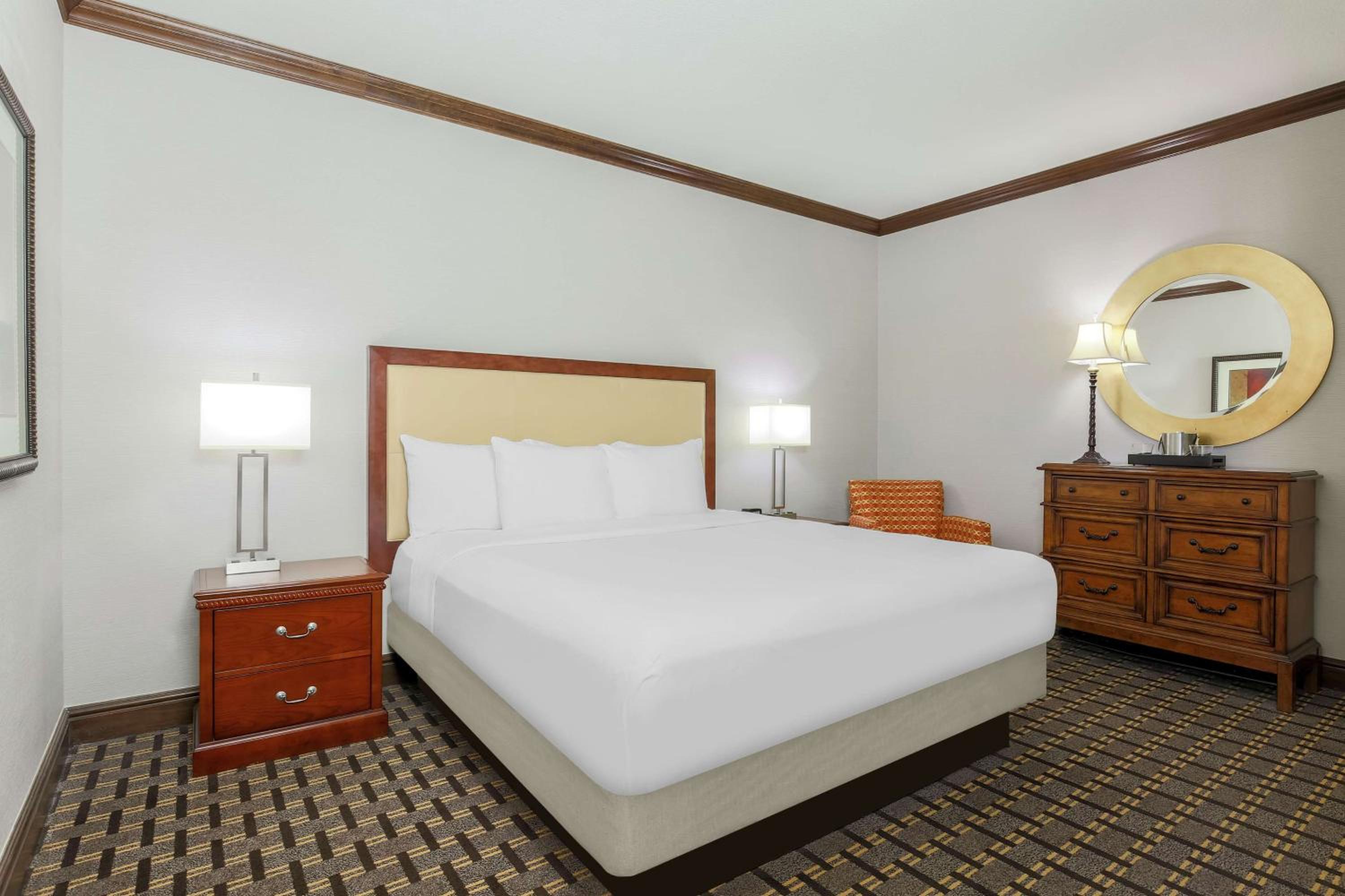 Junior King Suite with Seating Area - Photo 3
