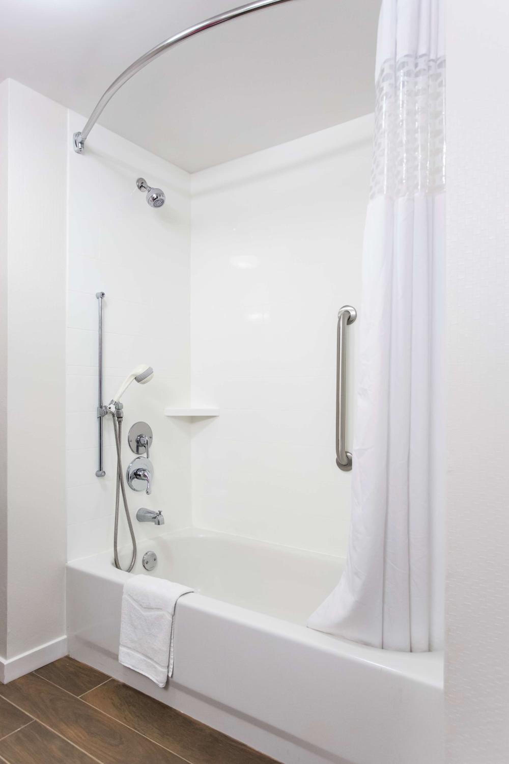 Queen Room with Two Queen Beds - Mobility and Hearing Access/Non-Smoking - Photo 5