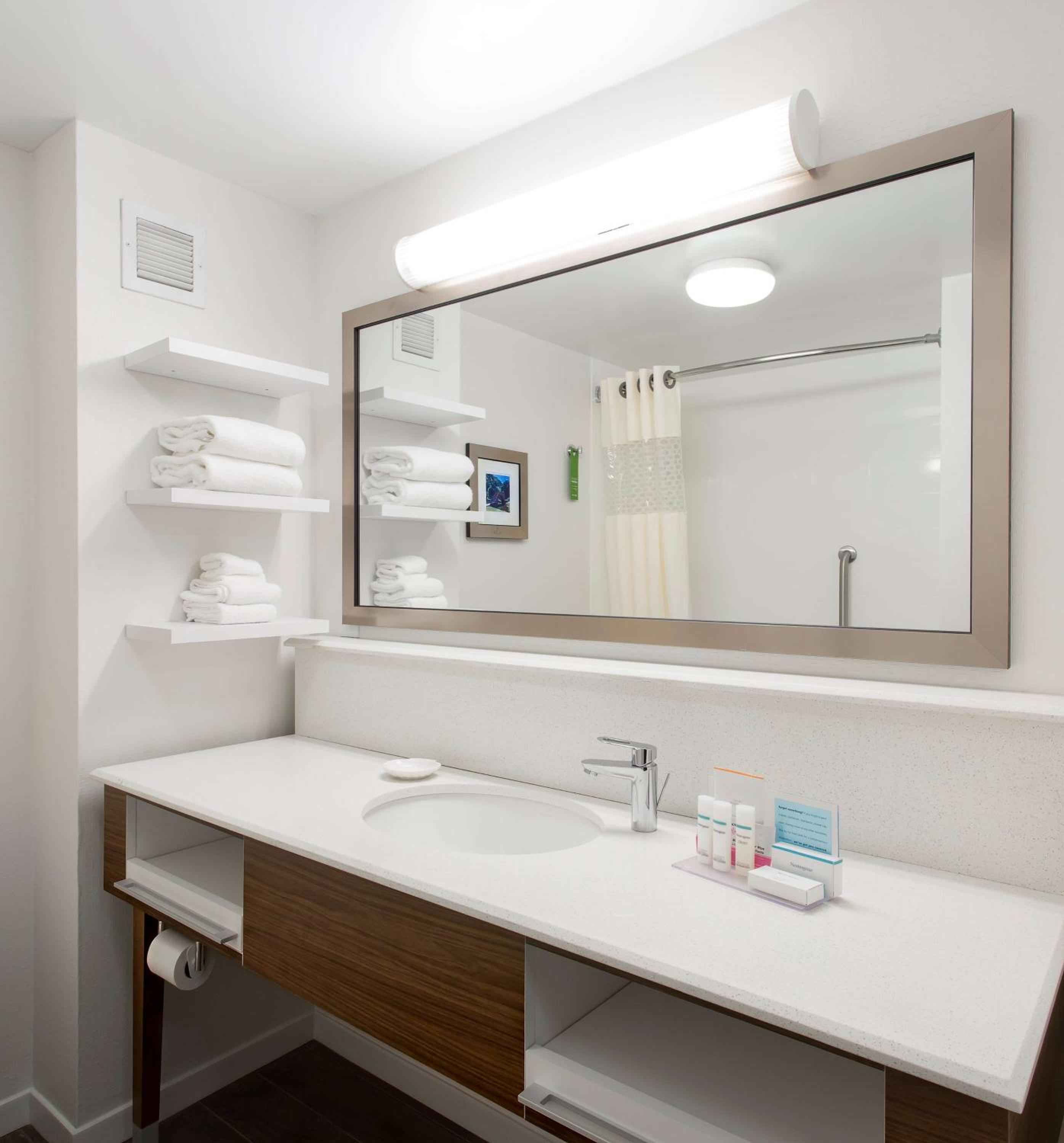 One-Bedroom Suite with Two Queen Beds and Sofa Bed - Photo 2