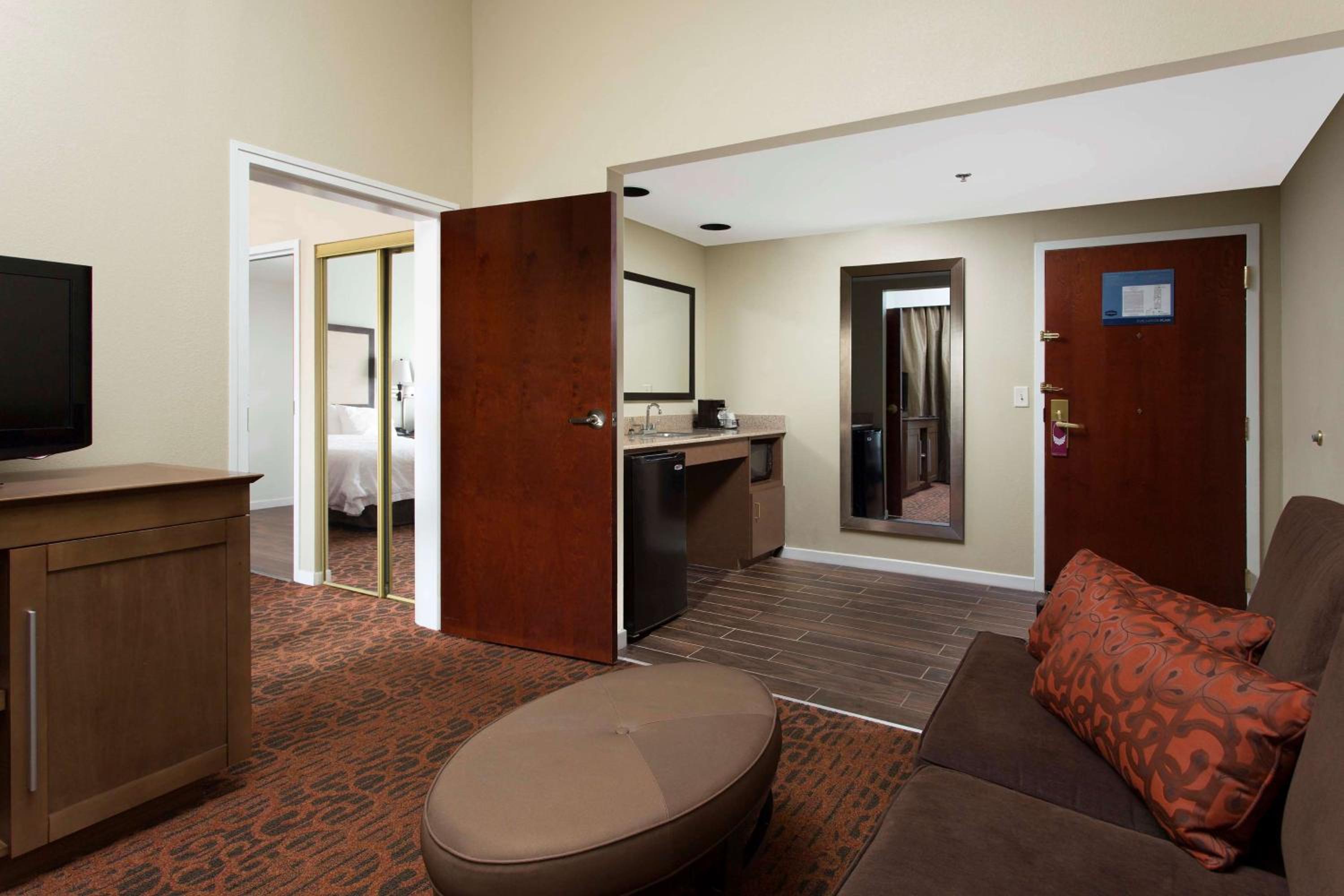 One-Bedroom Suite with Two Queen Beds and Sofa Bed - Photo 4