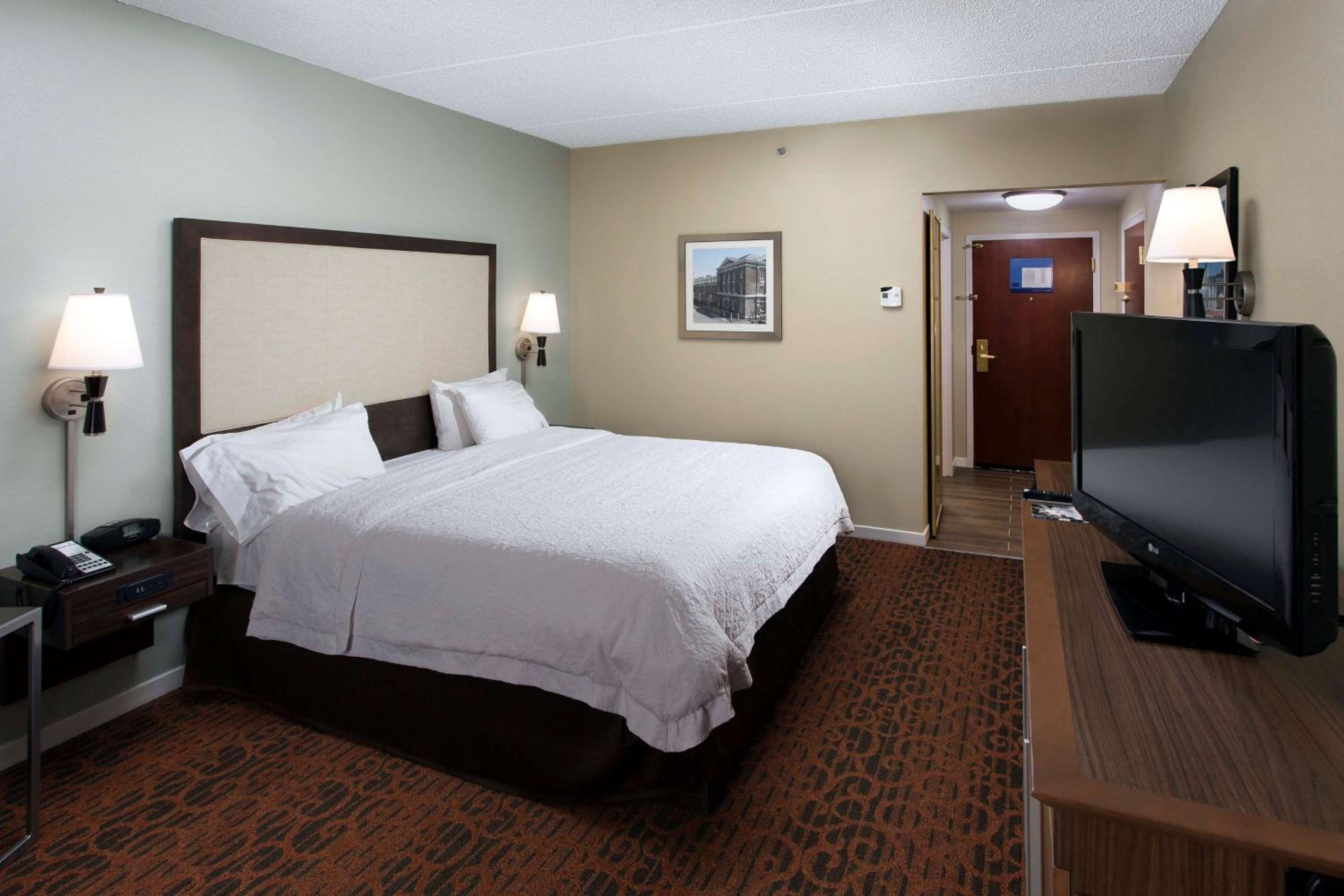 King Room with King Bed - Non-Smoking - Photo 1