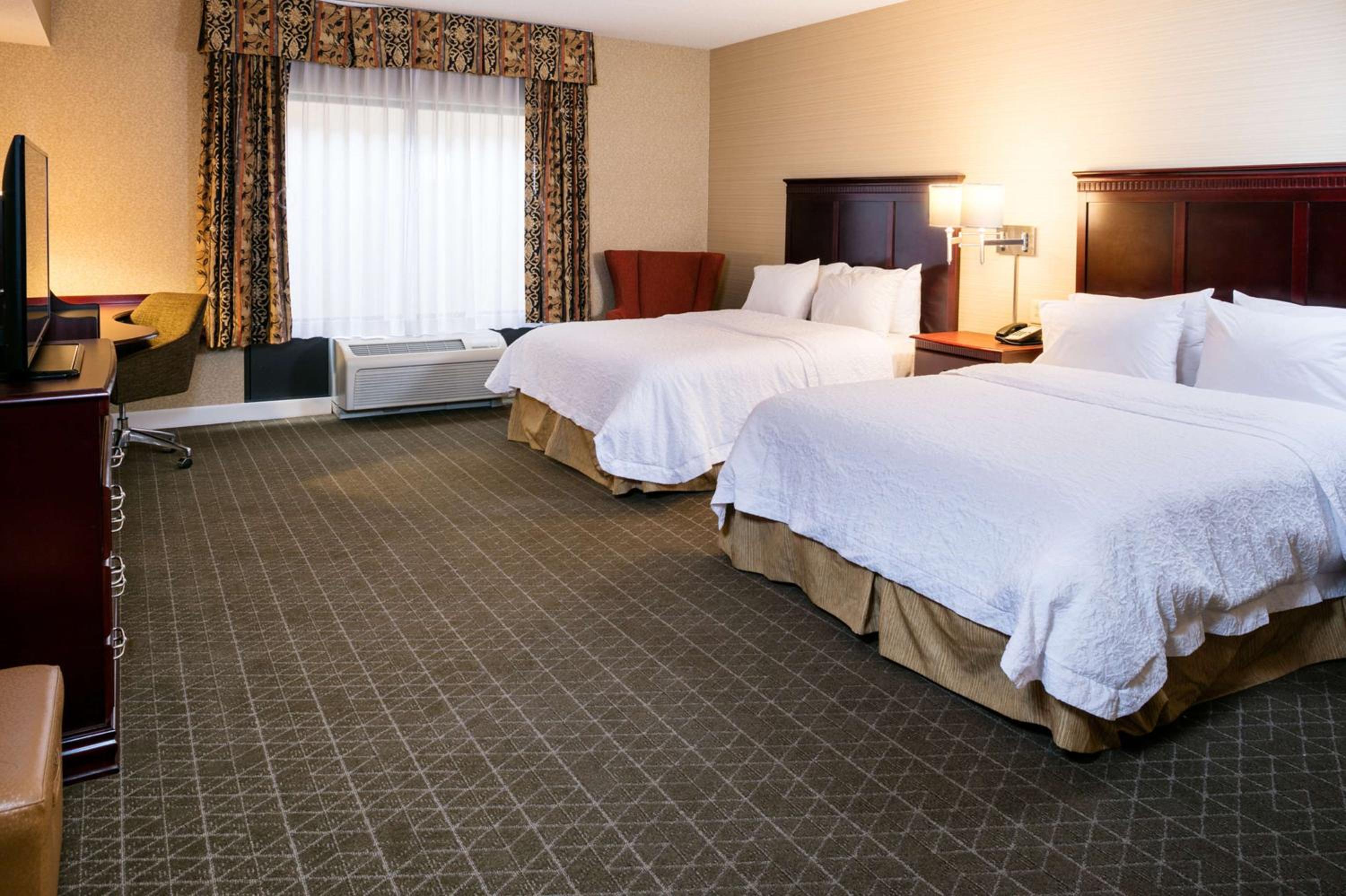 Room with Two Queen Beds - Non-Smoking - Photo 5