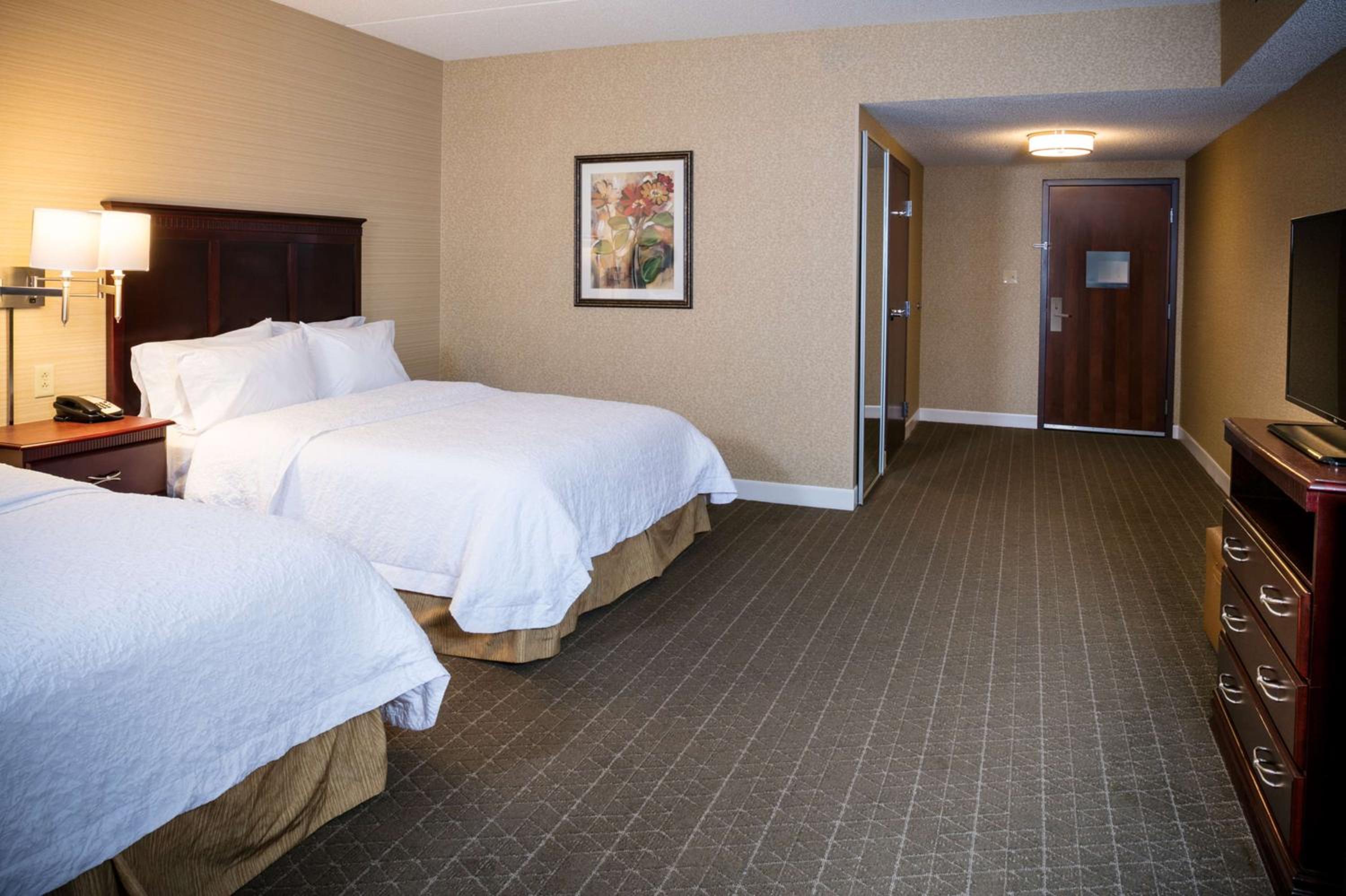 Room with Two Queen Beds - Non-Smoking - Photo 4
