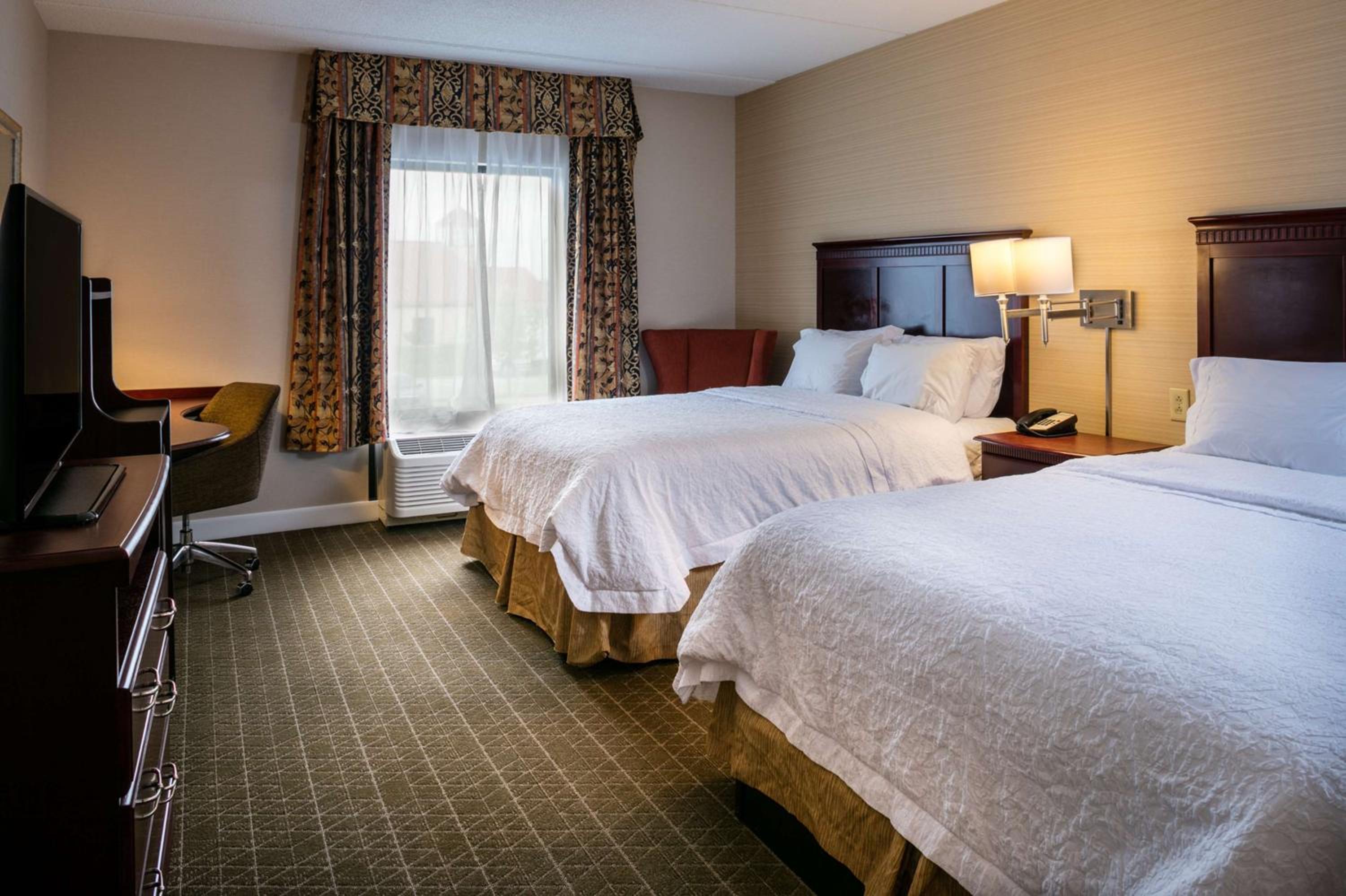 Room with Two Queen Beds - Non-Smoking - Photo 3