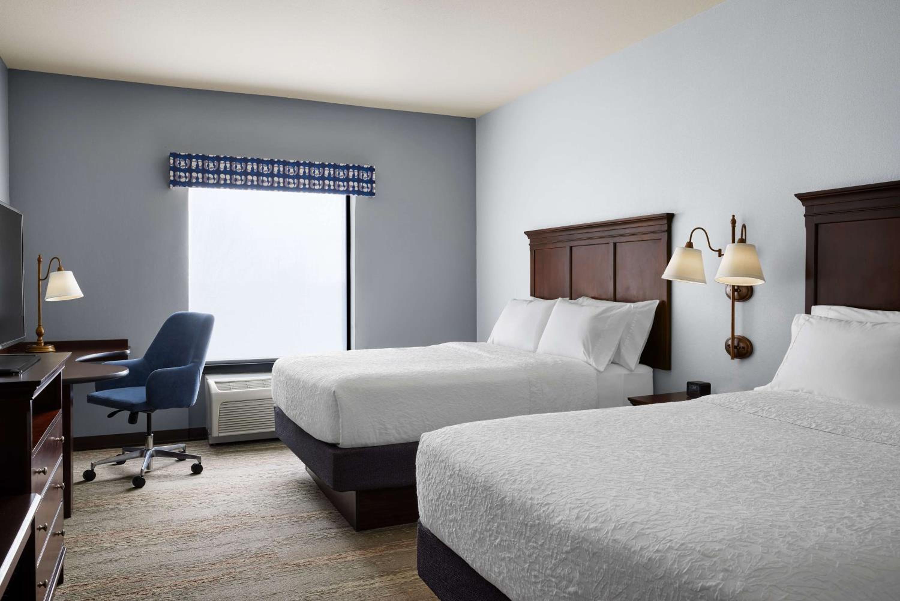 Room with Two Queen Beds - Non-Smoking - Photo 2