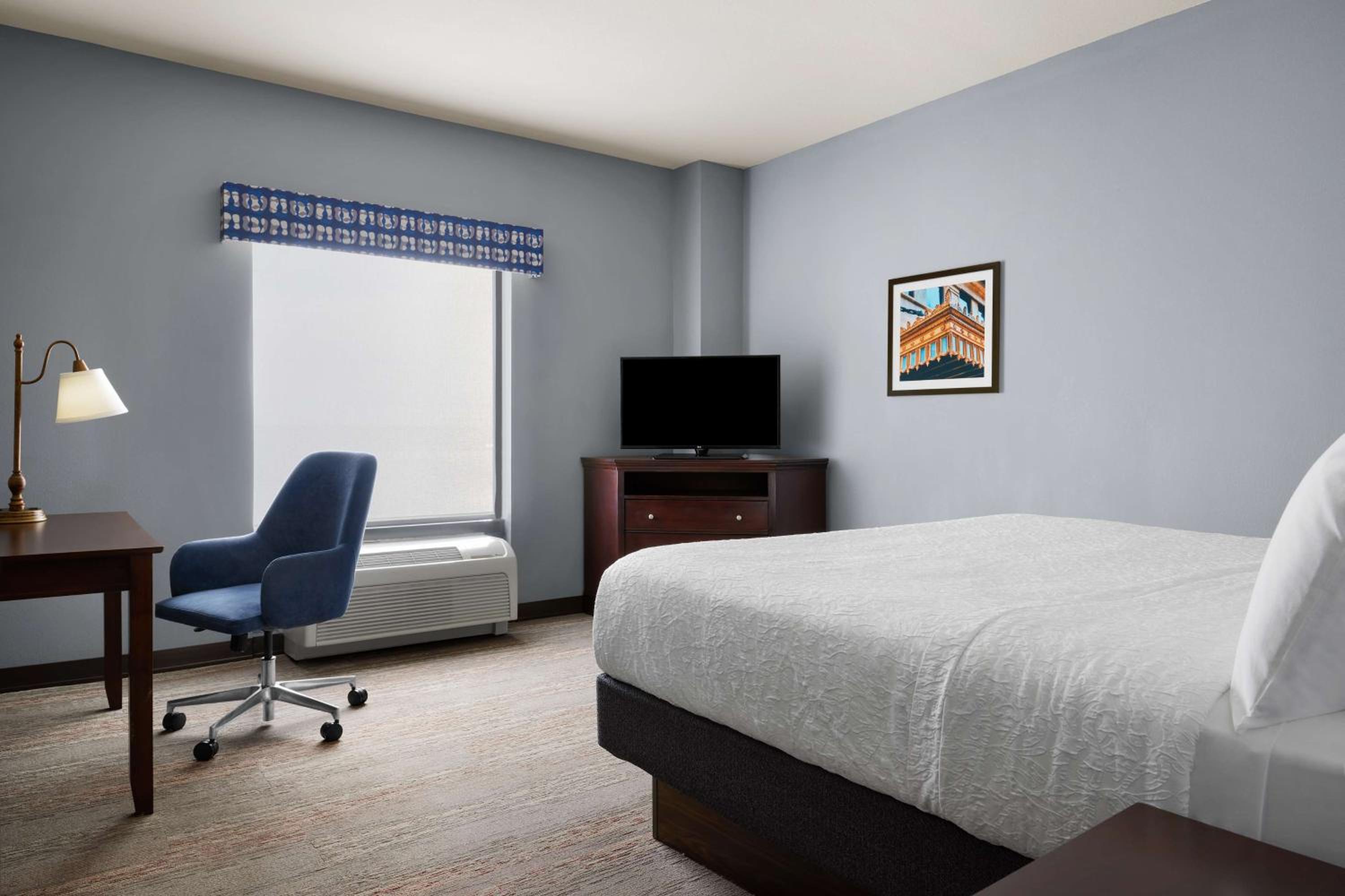 King Room with King Bed - Non-Smoking - Photo 2