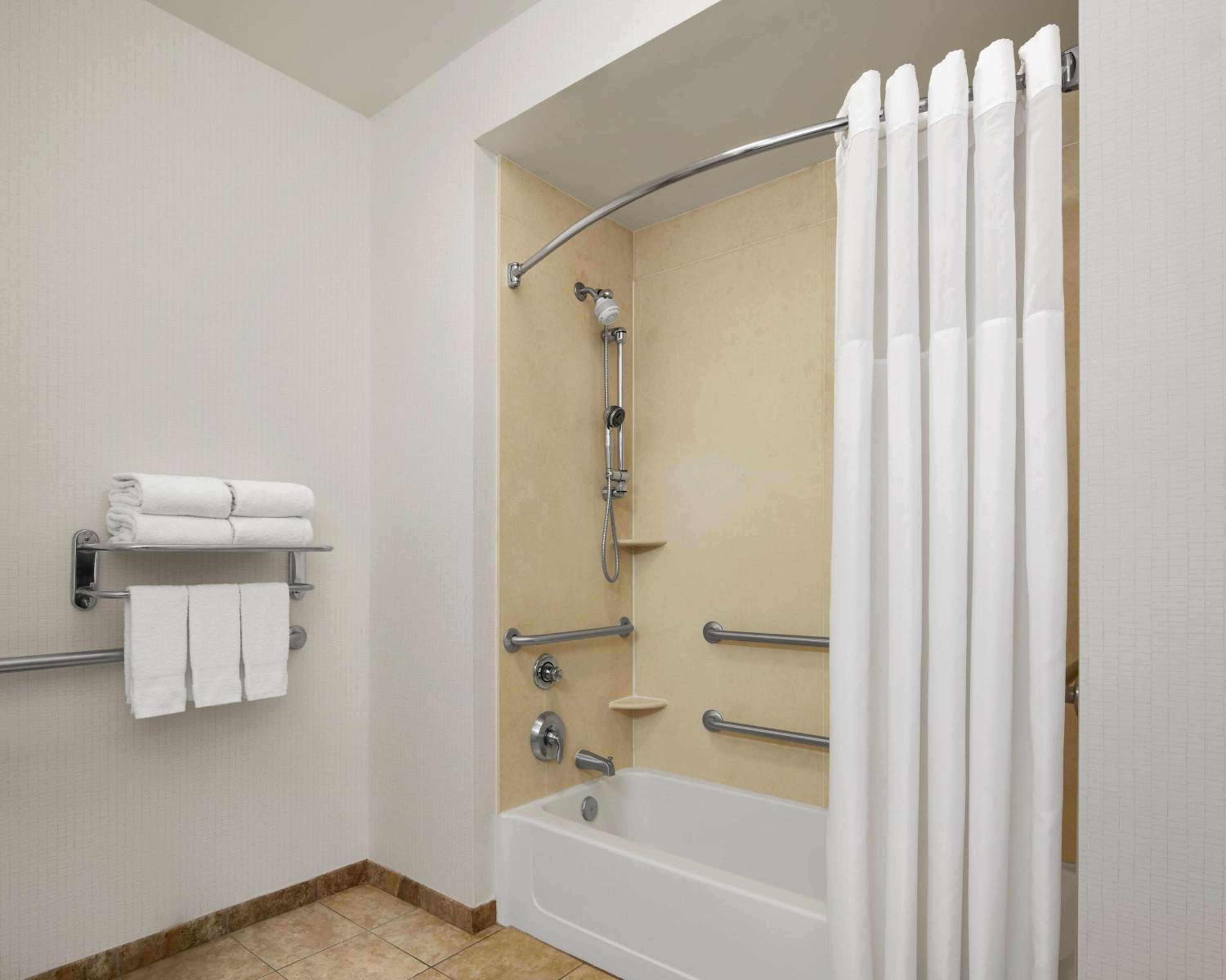 Double Room with Two Queen Beds and Bath Tub - Mobility Access - Photo 2