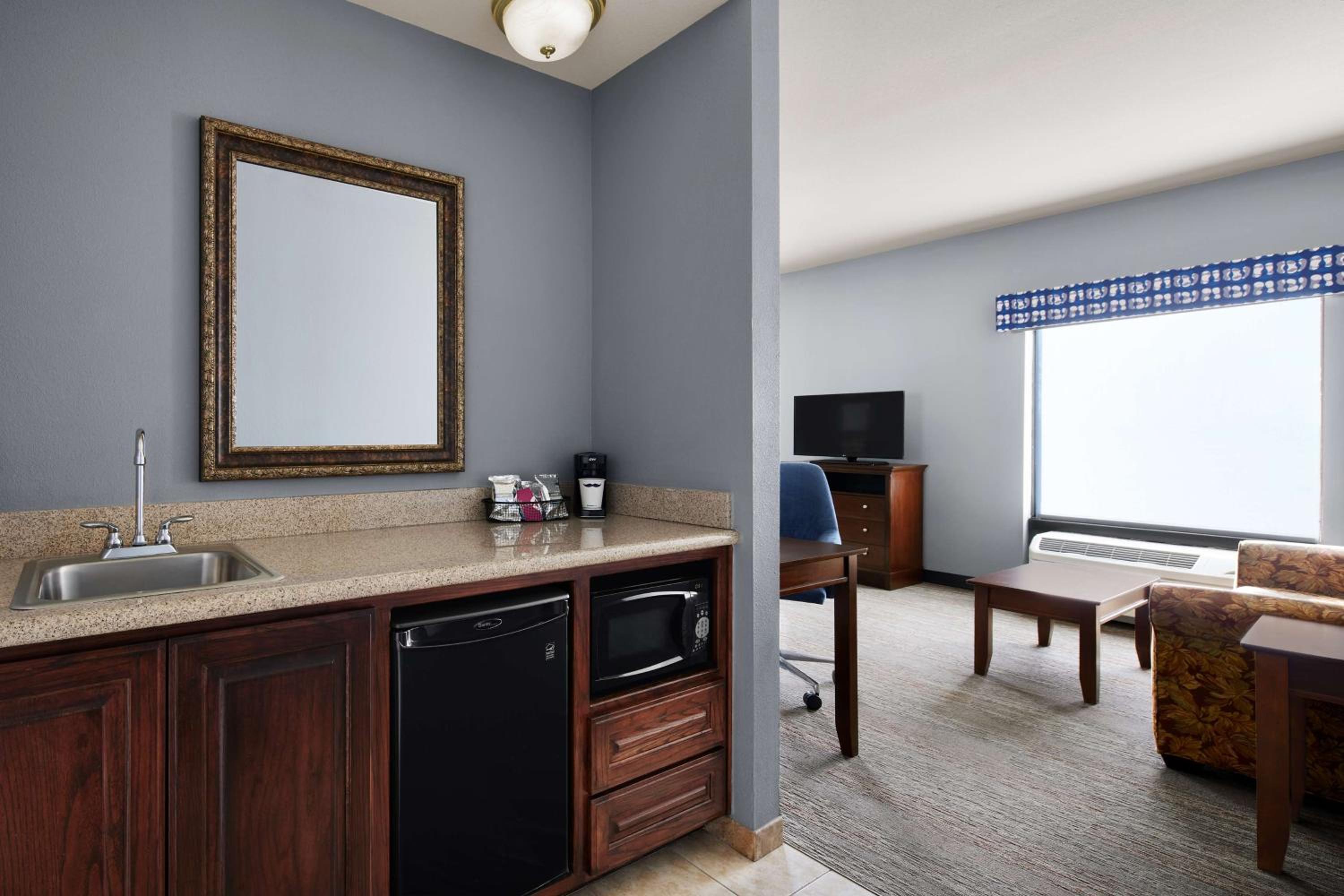 King Studio Suite with Sofa Bed - Non-Smoking - Photo 4