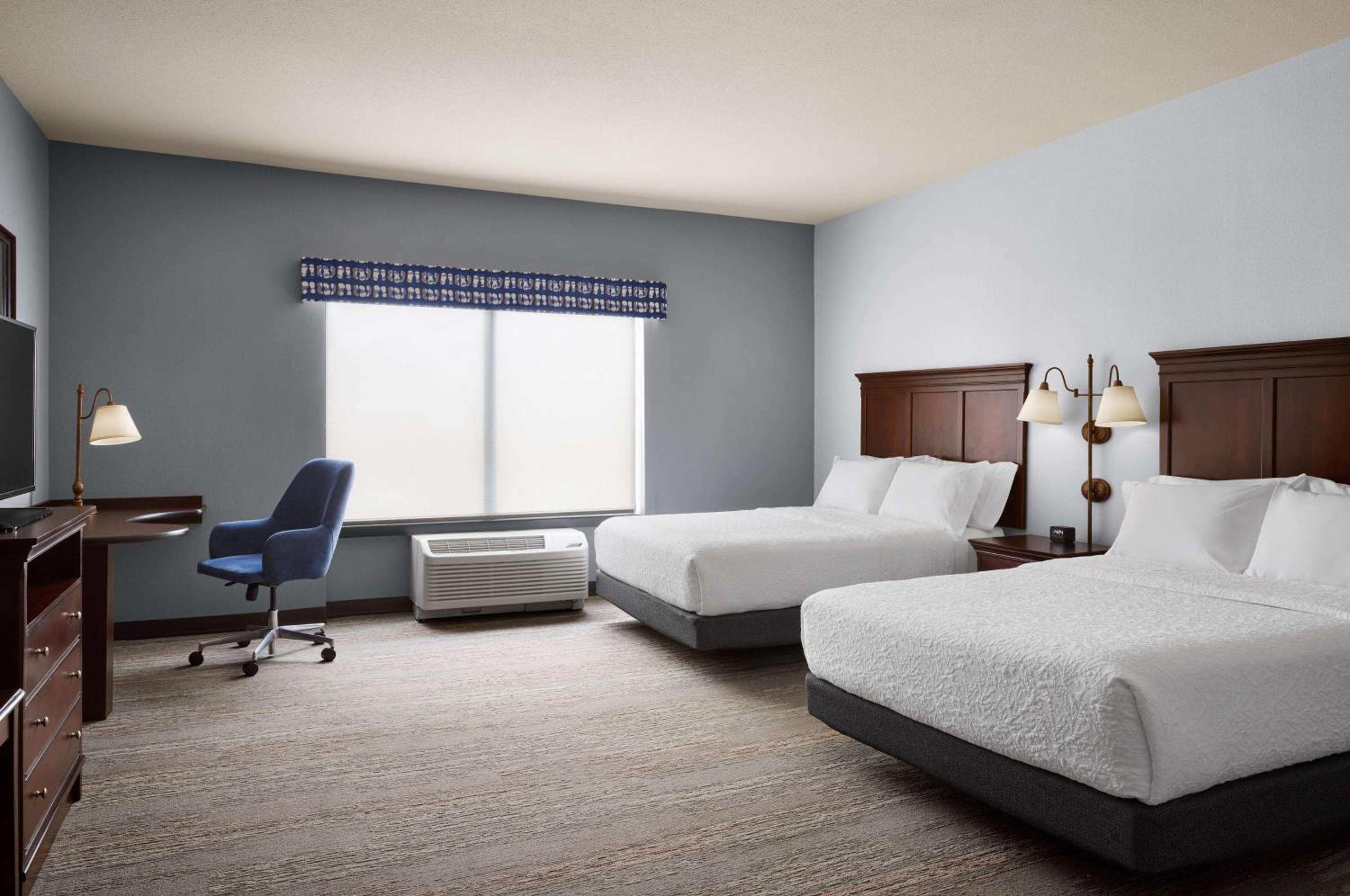 Double Room with Two Queen Beds and Bath Tub - Mobility Access - Photo 3