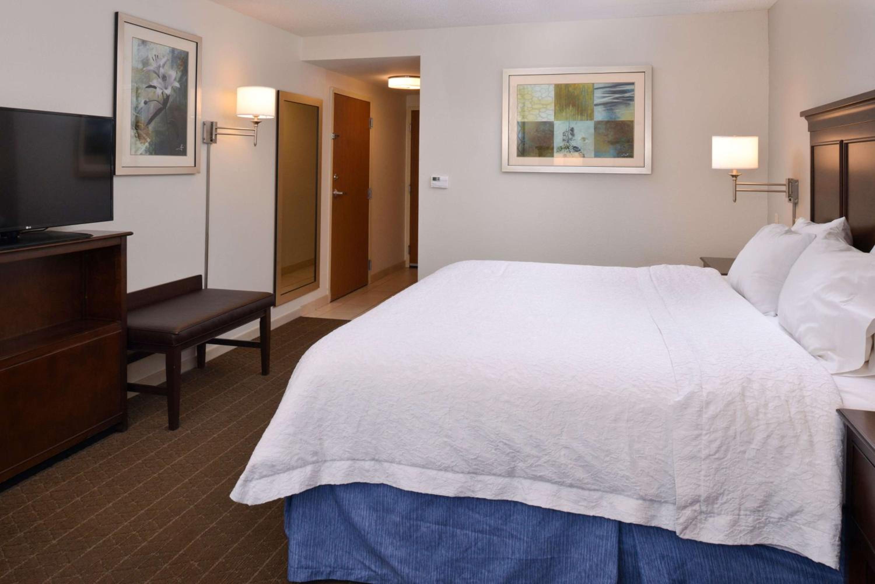 King Room with King Bed - Non-Smoking - Photo 3