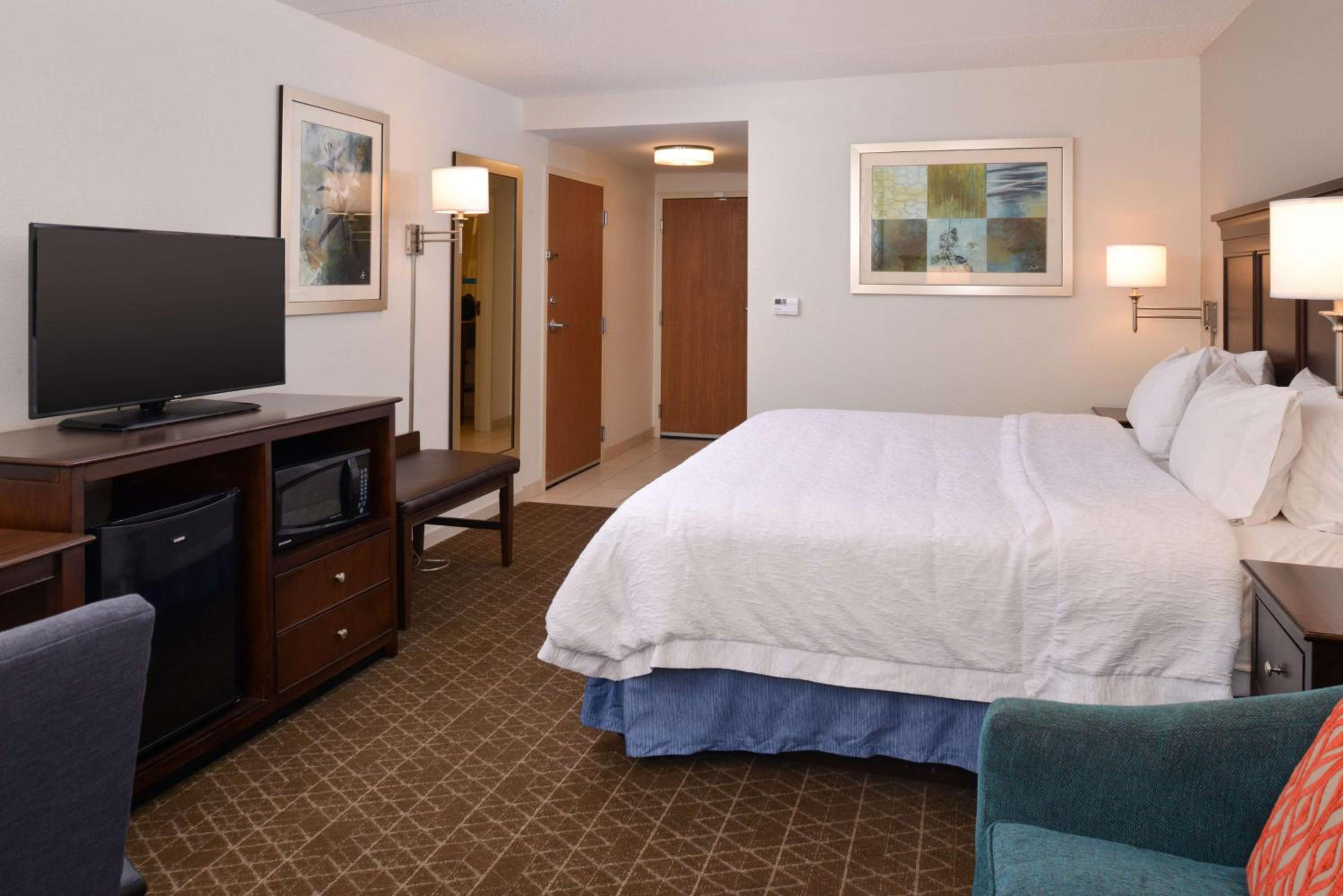 King Room with Sofa Bed - Non-Smoking - Photo 3