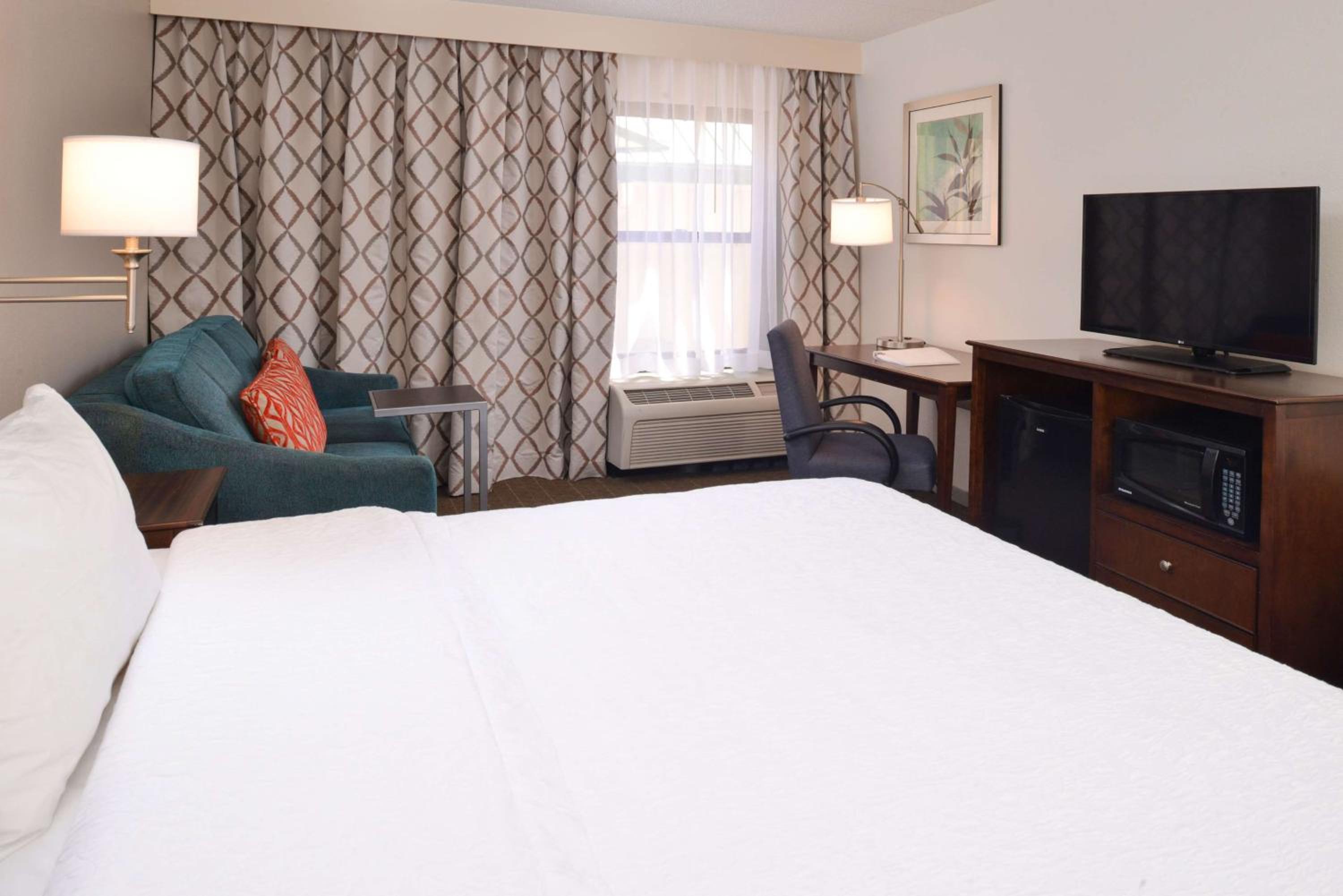 King Room with Sofa Bed - Non-Smoking - Photo 2