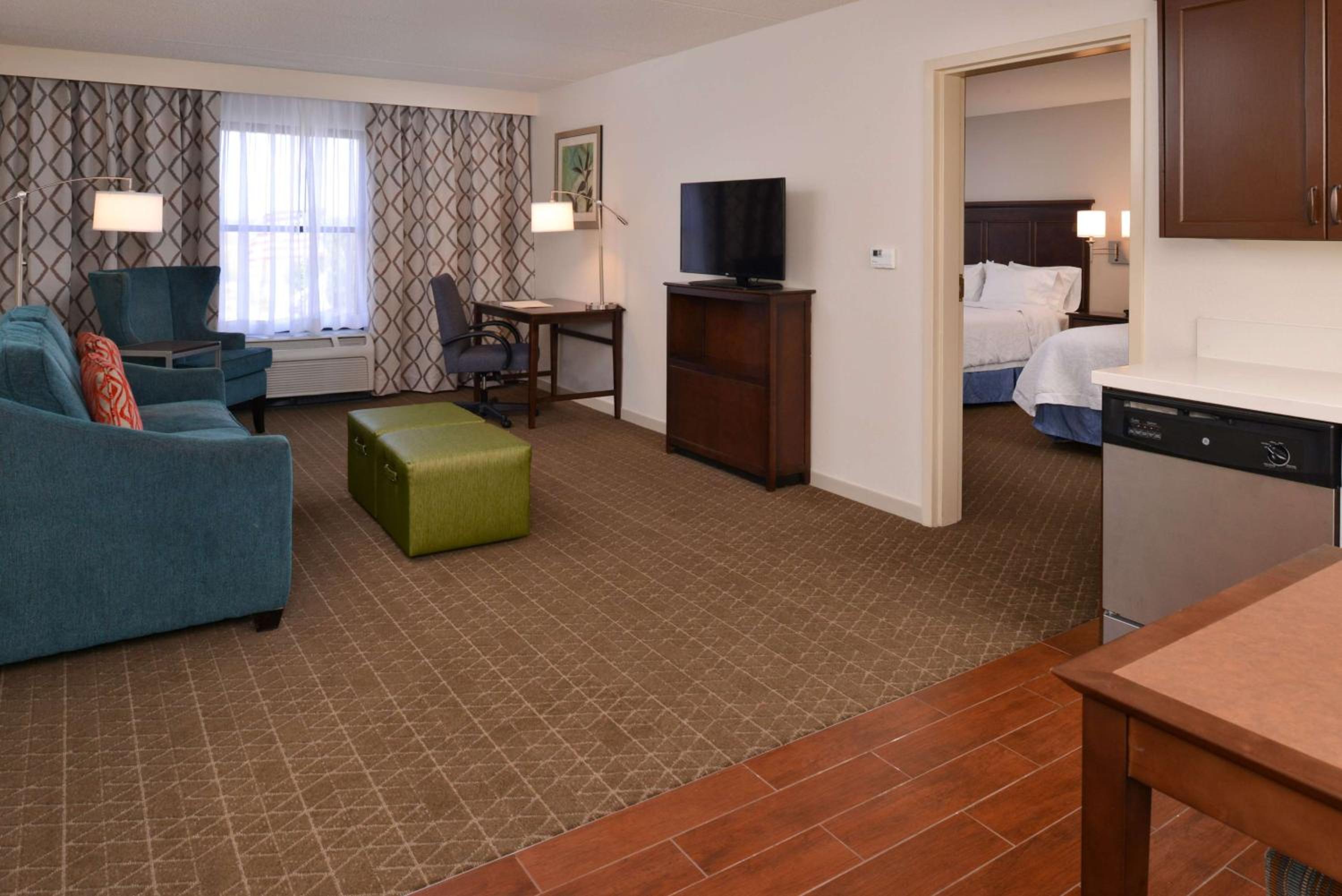 One-Bedroom Suite with Two Queen Beds and Kitchen - Non-Smoking - Photo 4