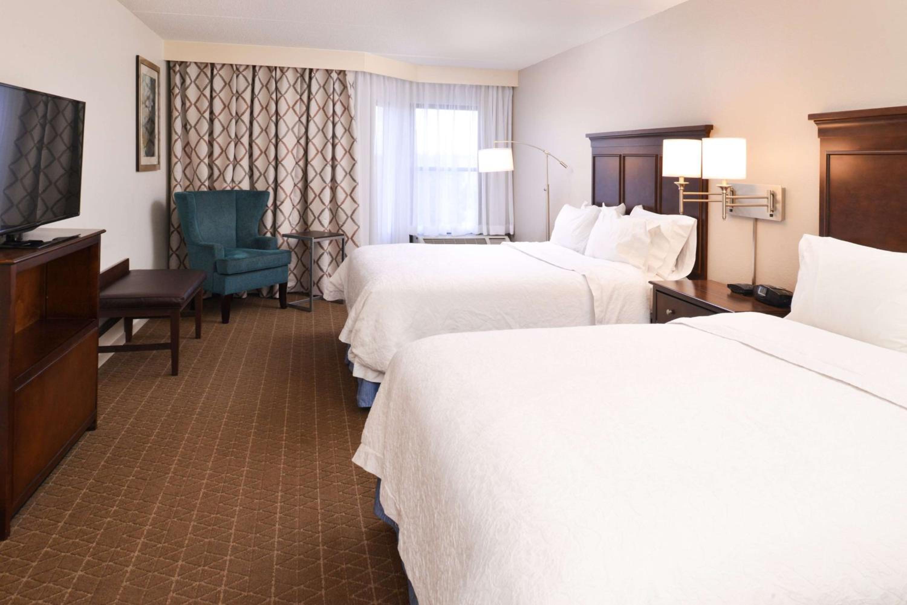 One-Bedroom Suite with Two Queen Beds and Kitchen - Non-Smoking - Photo 3