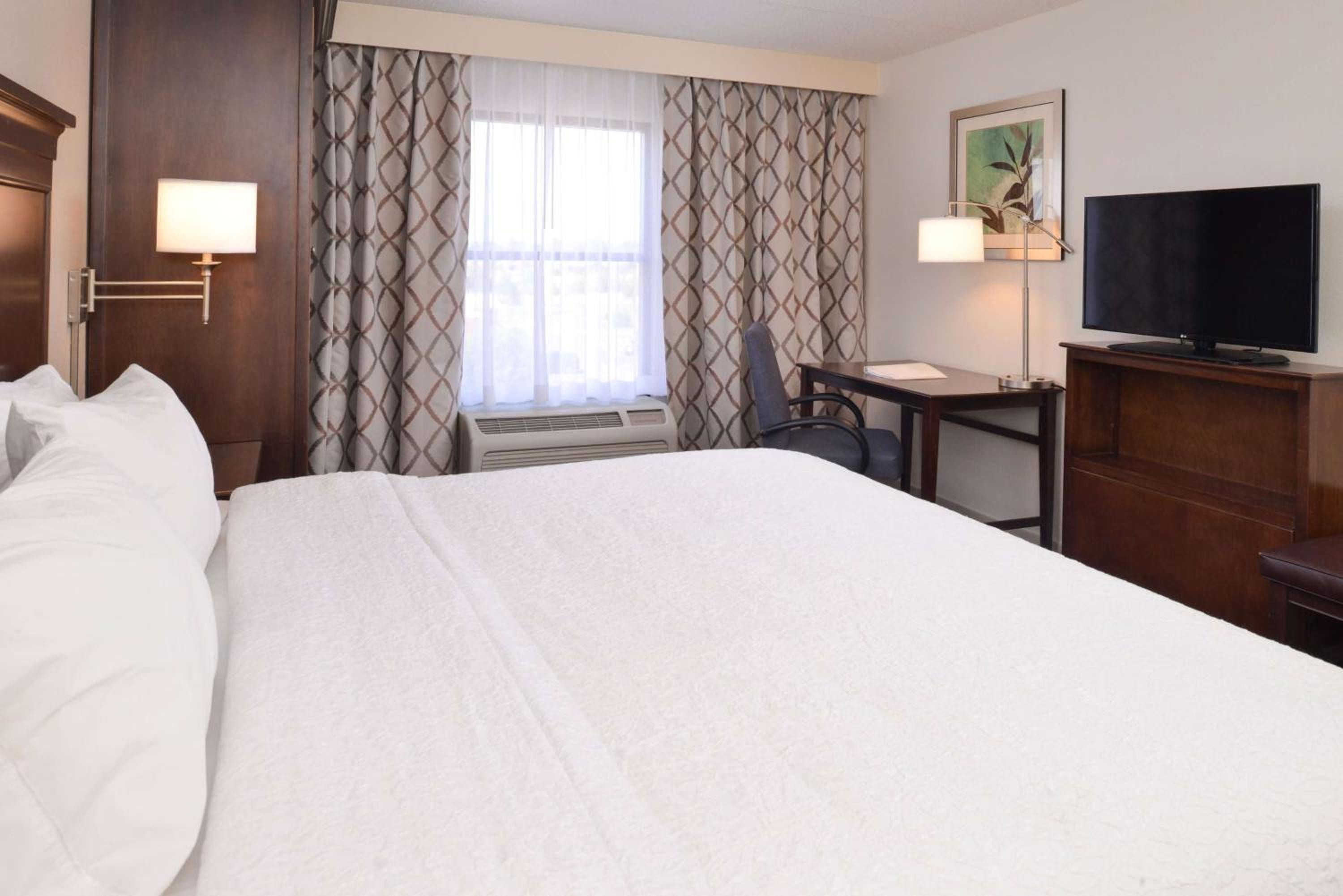 King Room with King Bed - Non-Smoking - Photo 2