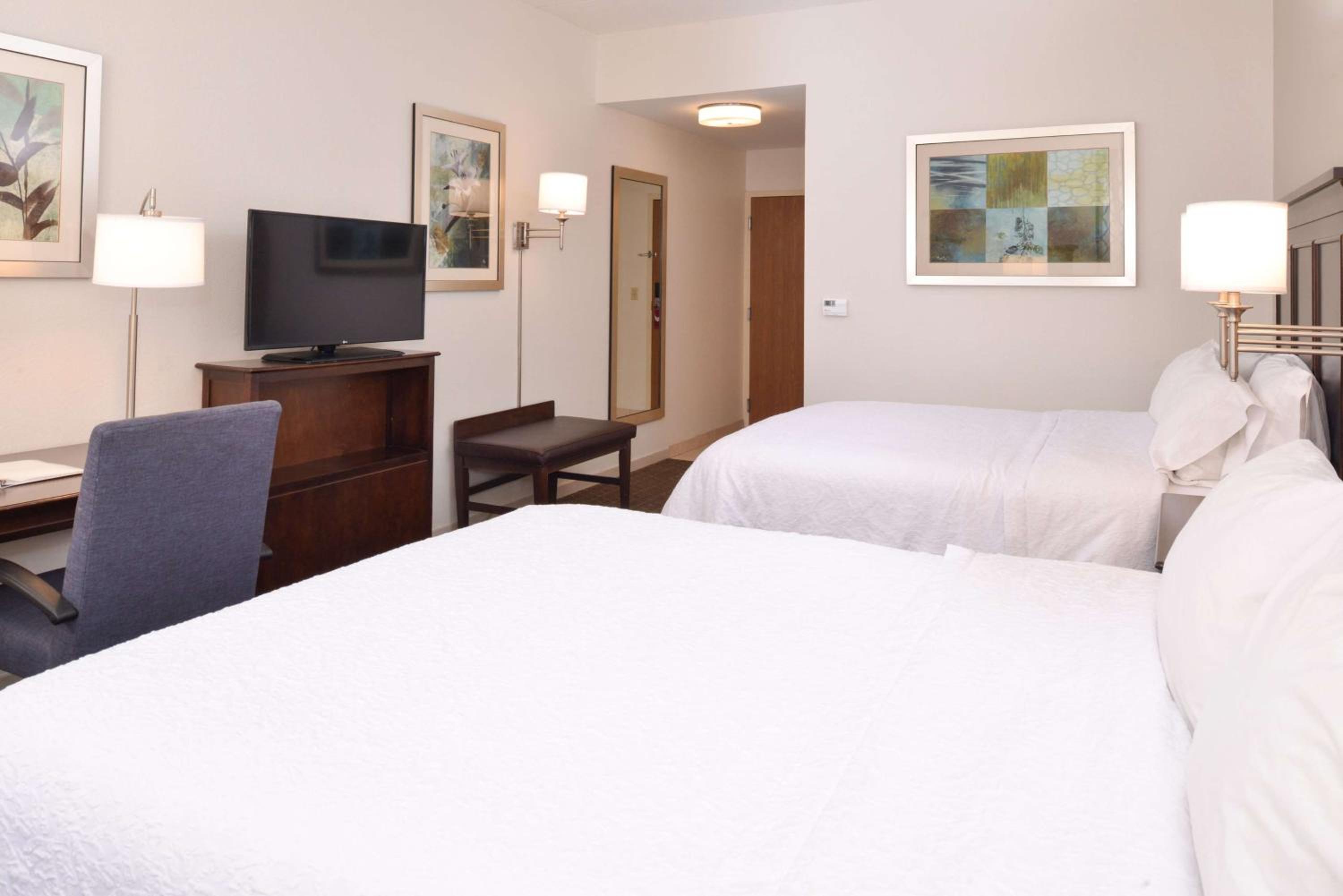 Room with Two Queen Beds - Non-Smoking - Photo 4
